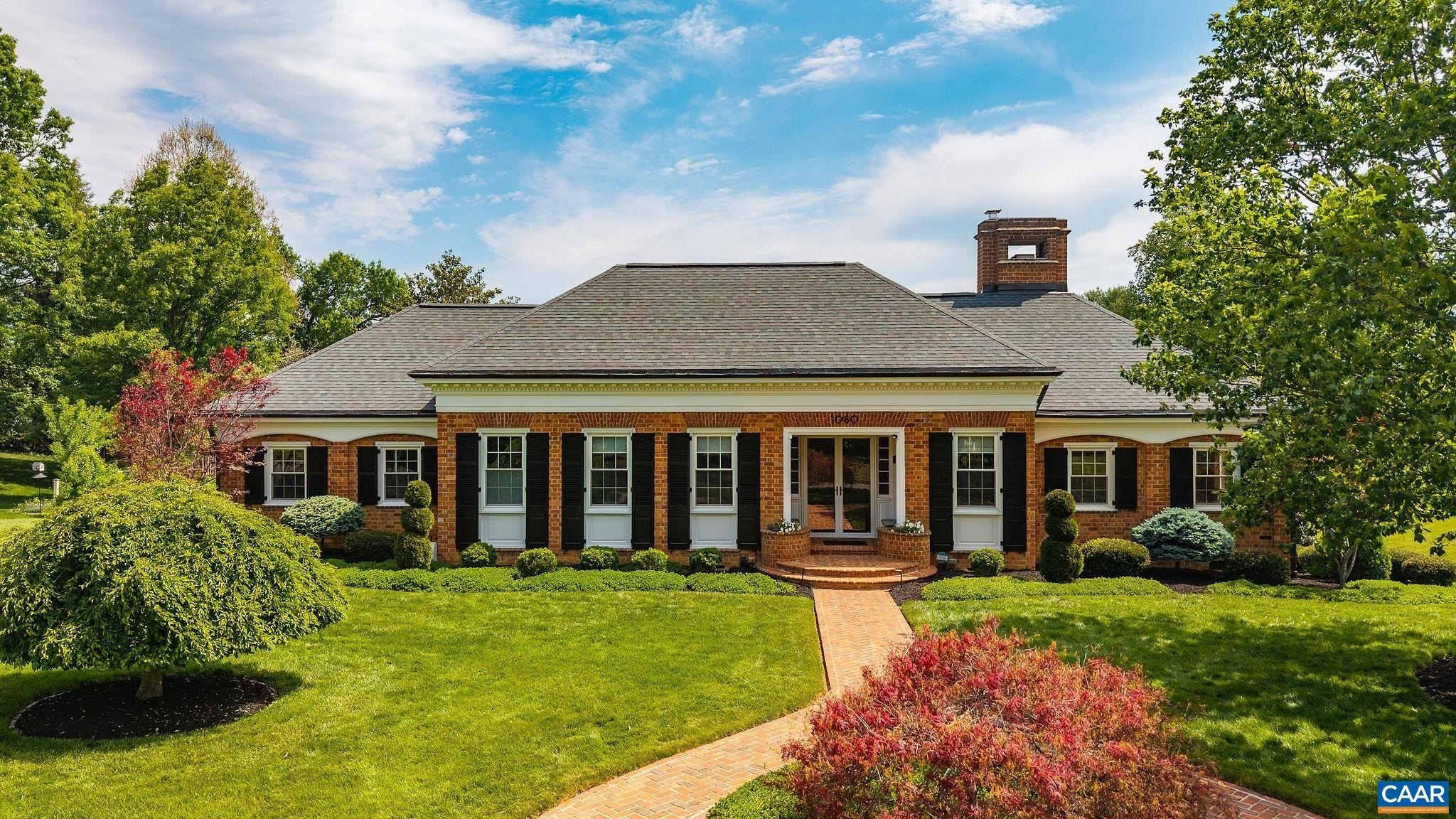 Single Family 3BR 4BA - 1080 FAIRWAY DR, WAYNESBORO, VA