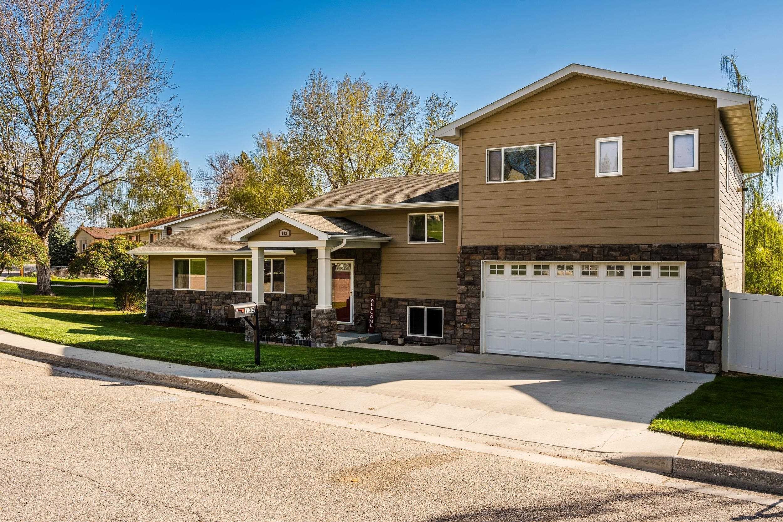 Single Family 4BR 3BA - 703 Circle Drive, Buffalo, WY