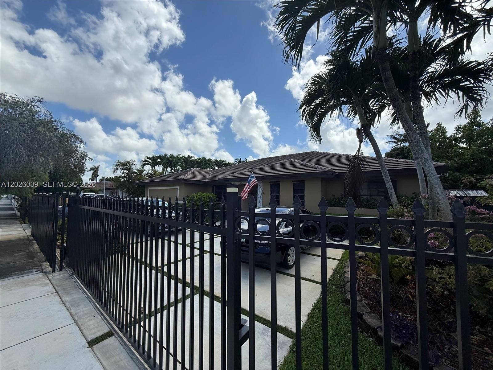 Single Family 6BR 4BA - 3591 SW 142nd Ave, Miami, FL