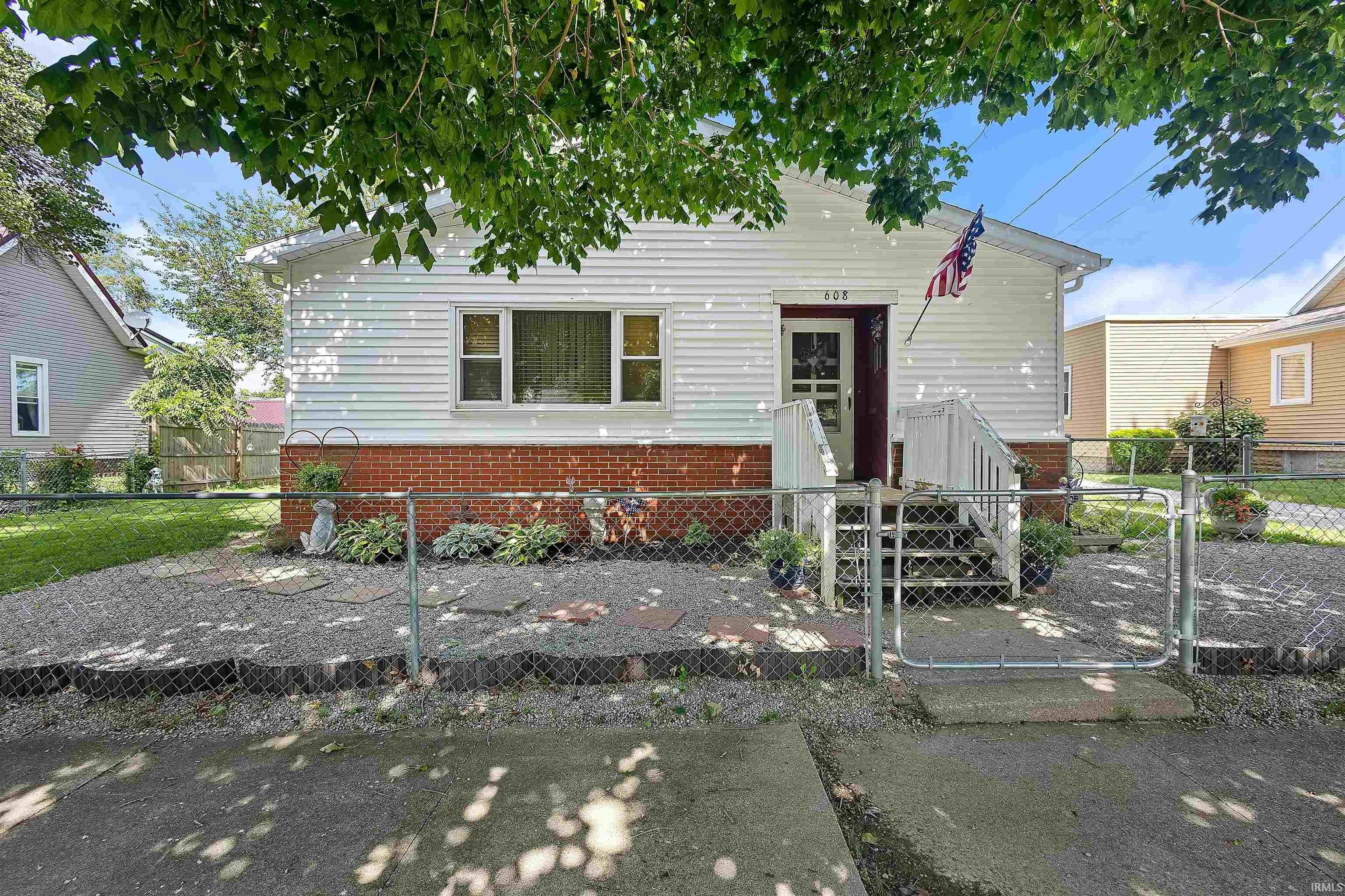 Single Family 3BR 1BA - 608 S Center Street, Flora, IN