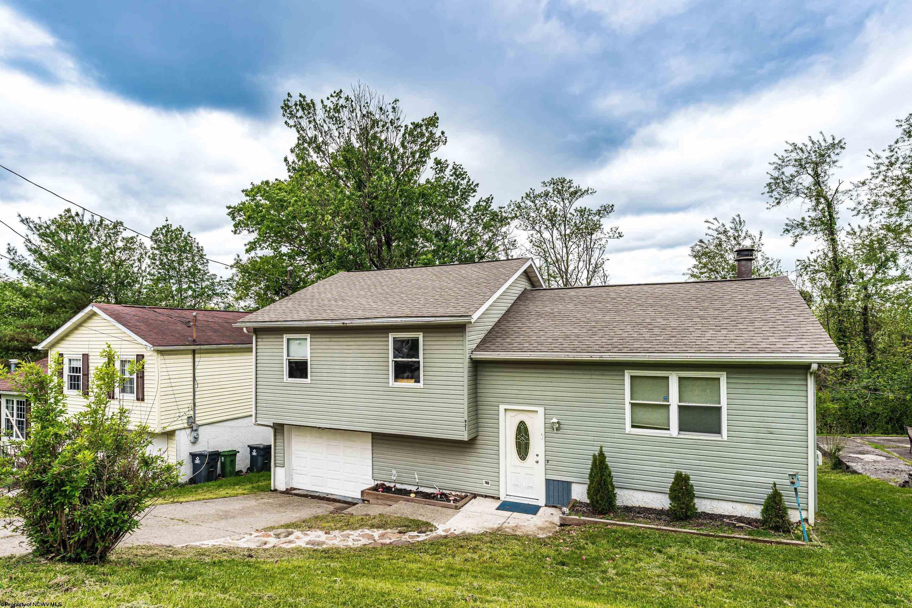 Single Family 4BR 2BA - 921 Revere Street, Morgantown, WV
