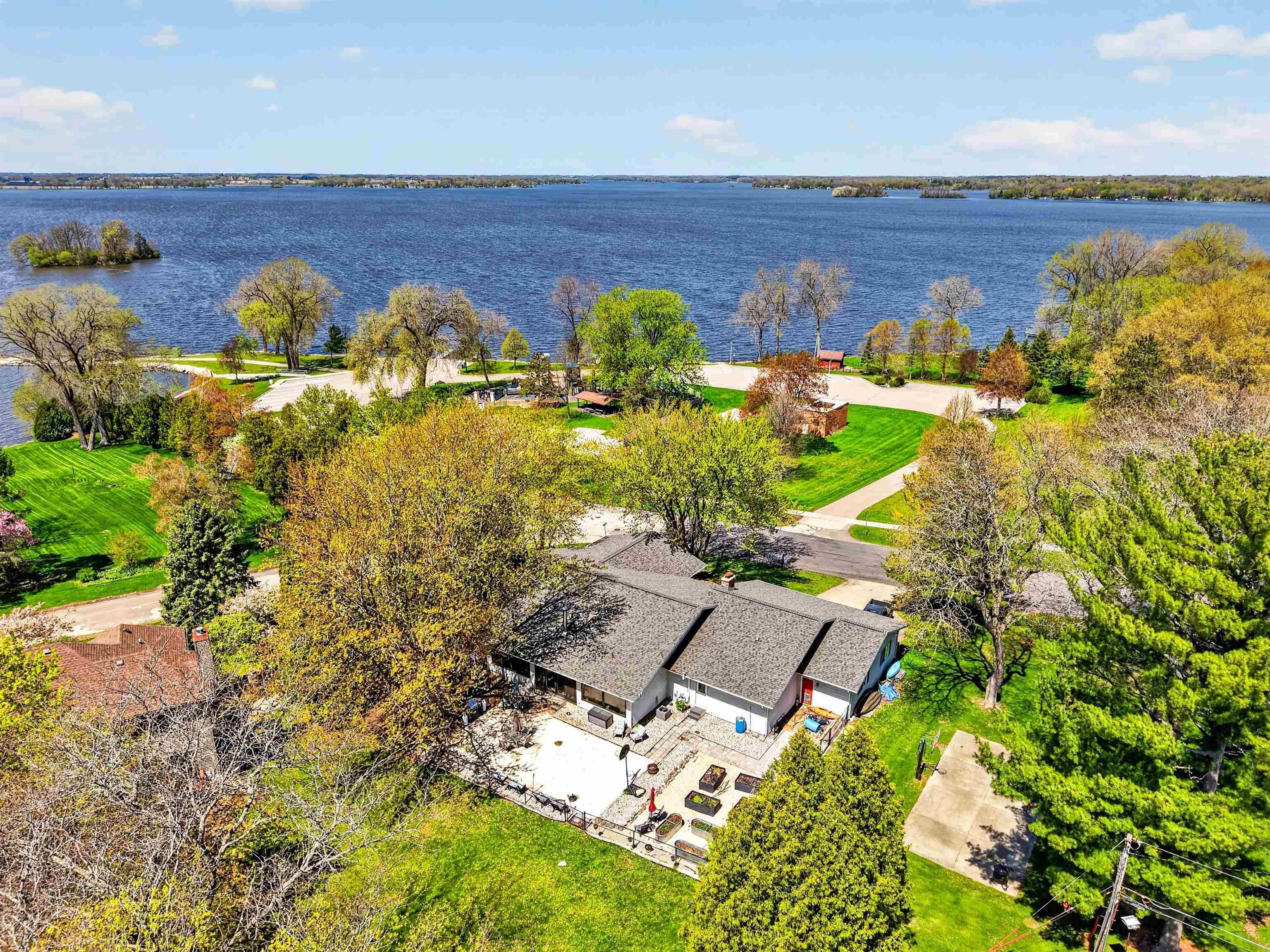 Single Family 4BR 4BA - 1305 Lake Shore Drive, Beaver Dam, WI