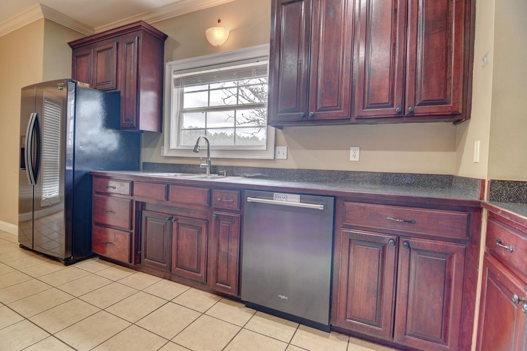 Single Family 3BR 3BA - 118 Foxworth Trl, Nashville, GA