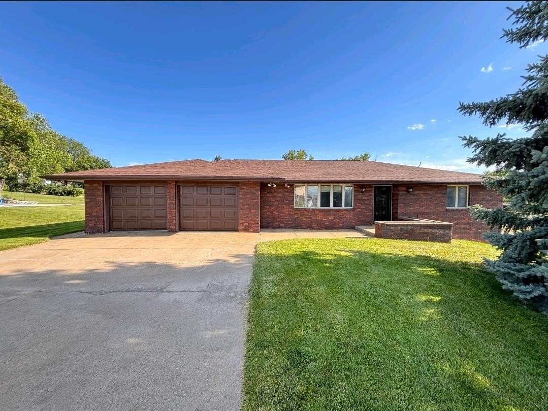 Single Family 2BR 3BA - 219 E 2nd Street, Lindsay, NE