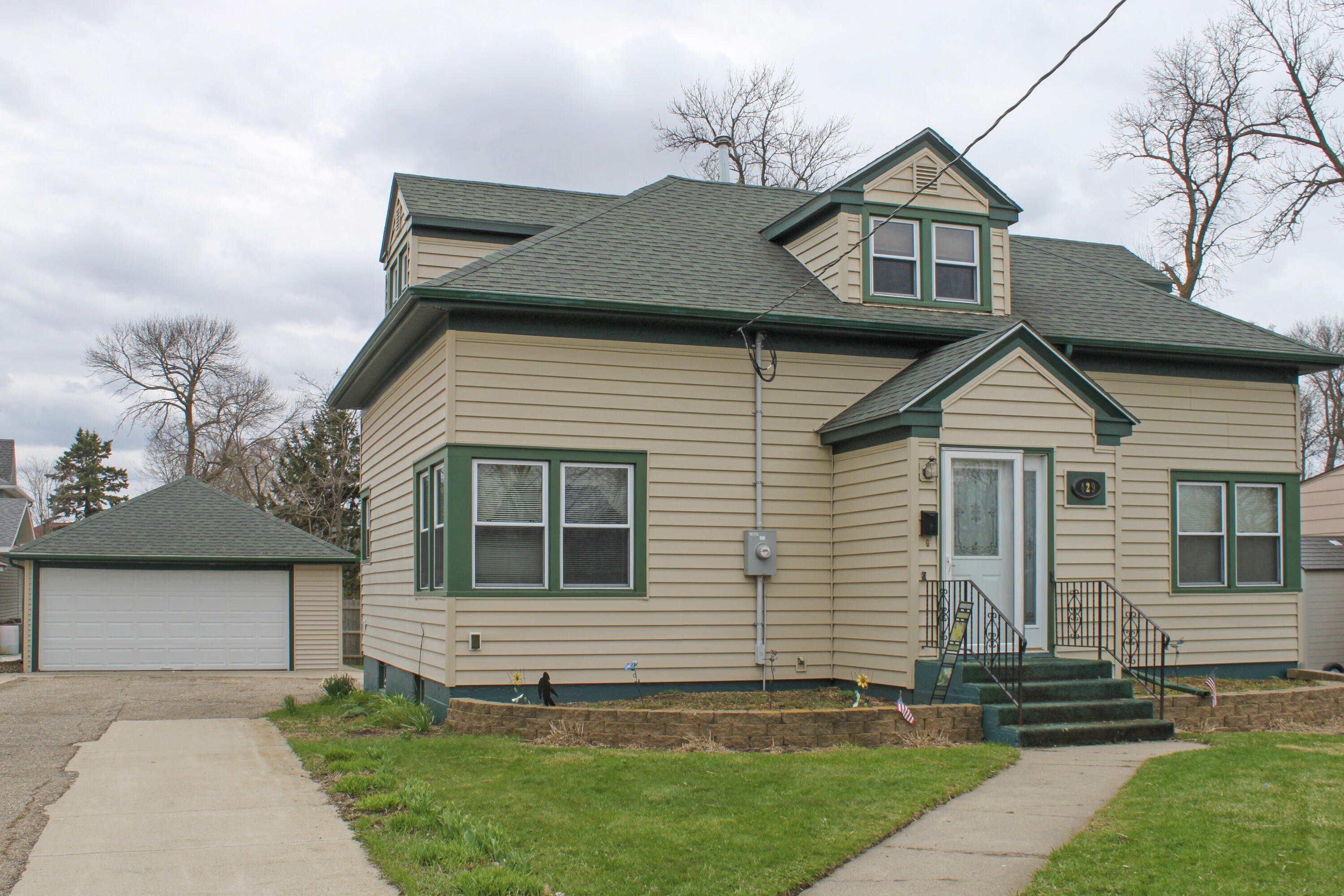 Single Family 3BR 2BA - 429 W 8th Avenue, Webster, SD