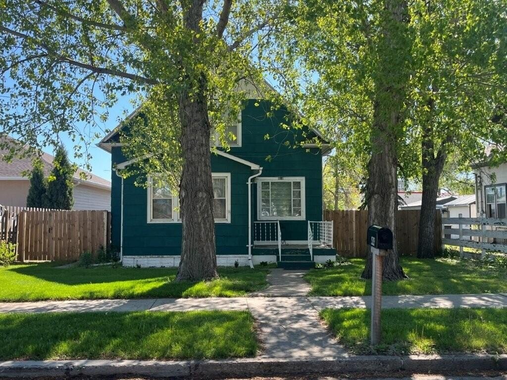 Single Family 4BR 3BA - 414 W 2nd Avenue, Mobridge, SD