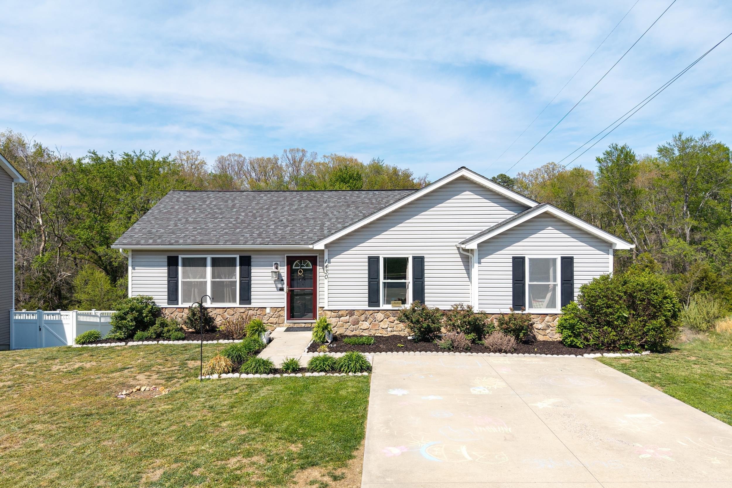 Single Family 4BR 3BA - 1430 MANDOLIN AVE, GROTTOES, VA