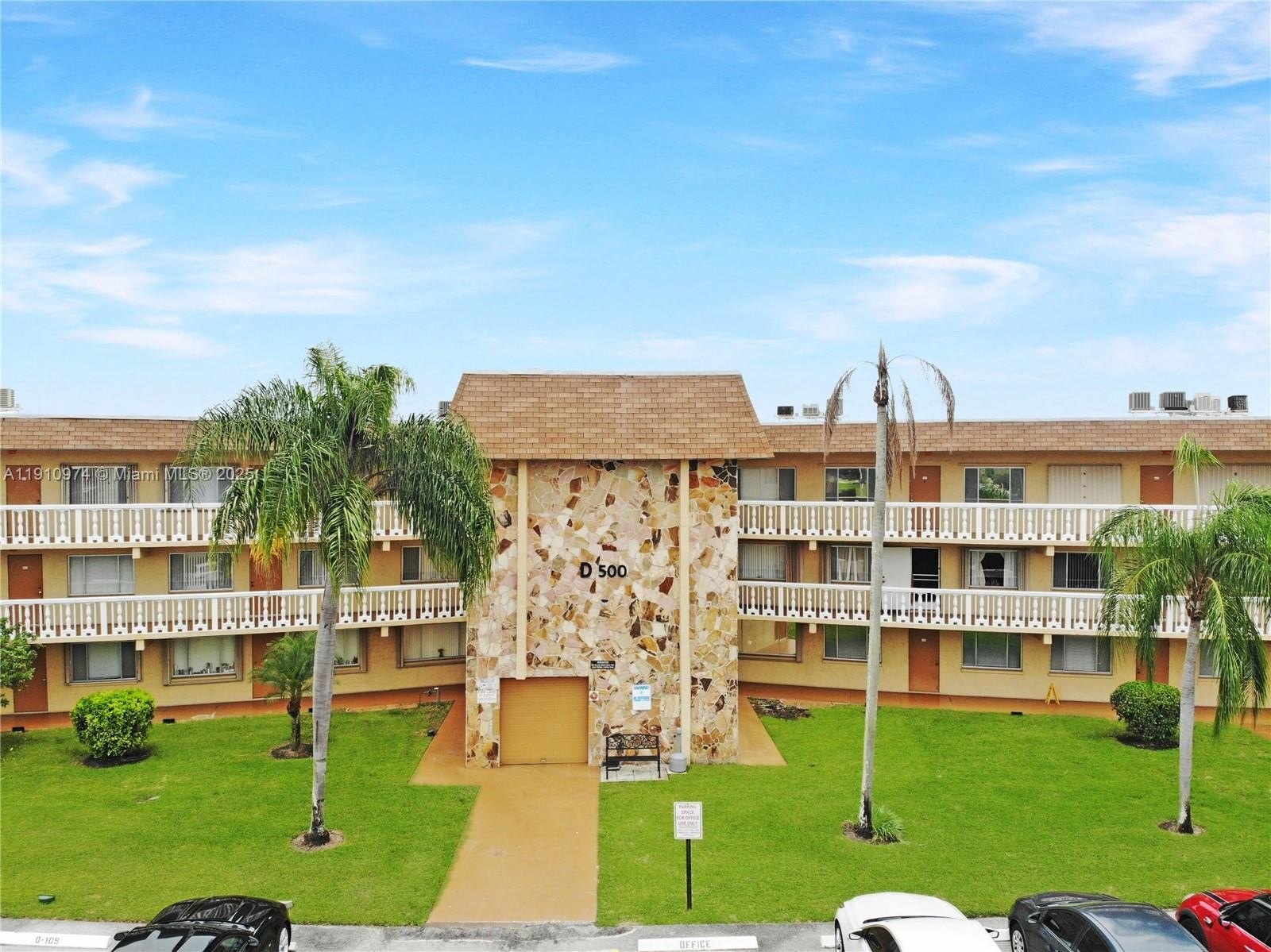 Condo 1BR 1BA - 500 W Village Green Cir W, Palm Springs, FL