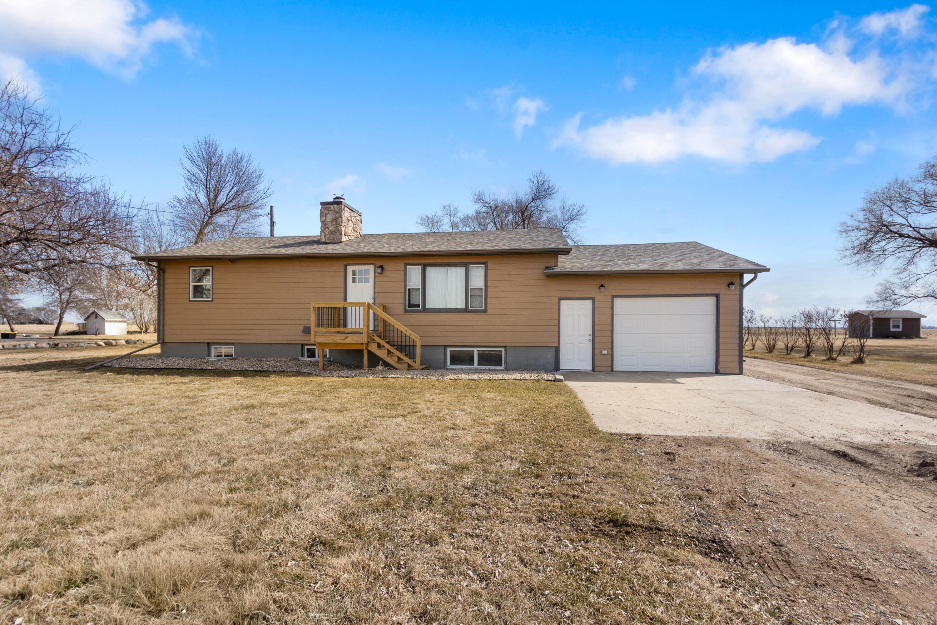 Single Family 4BR 2BA - 1619 Melgaard Road, Aberdeen, SD
