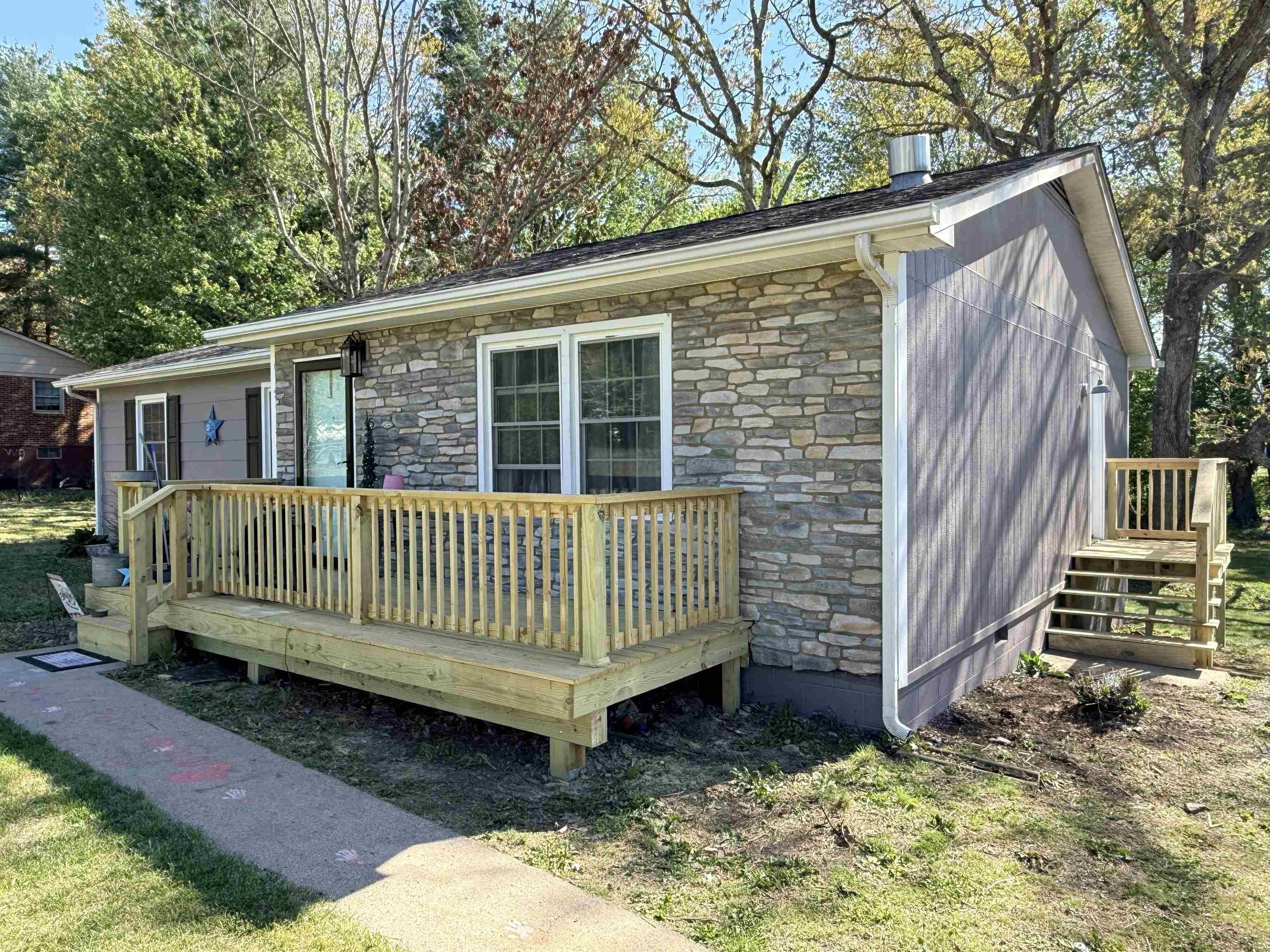 Single Family 3BR 2BA - 45 MERCER CIR, GROTTOES, VA
