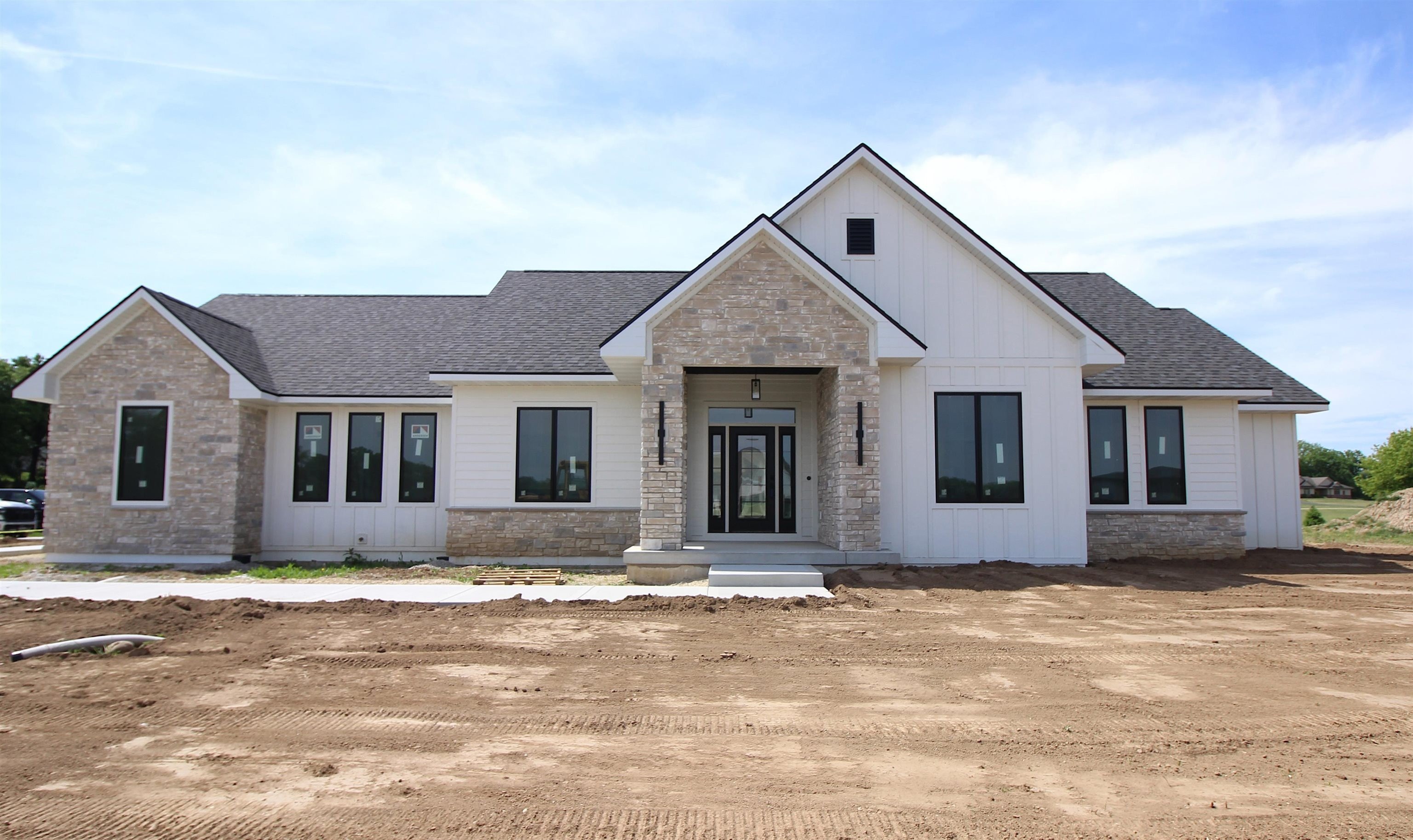 Single Family 4BR 4BA - 5143 N Brownwood Drive, Janesville, WI