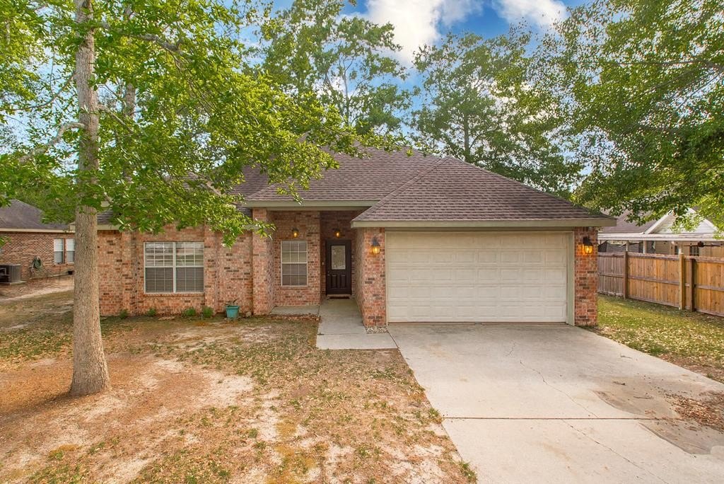 Single Family 4BR 2BA - 4 Maroon Drive, Picayune, MS