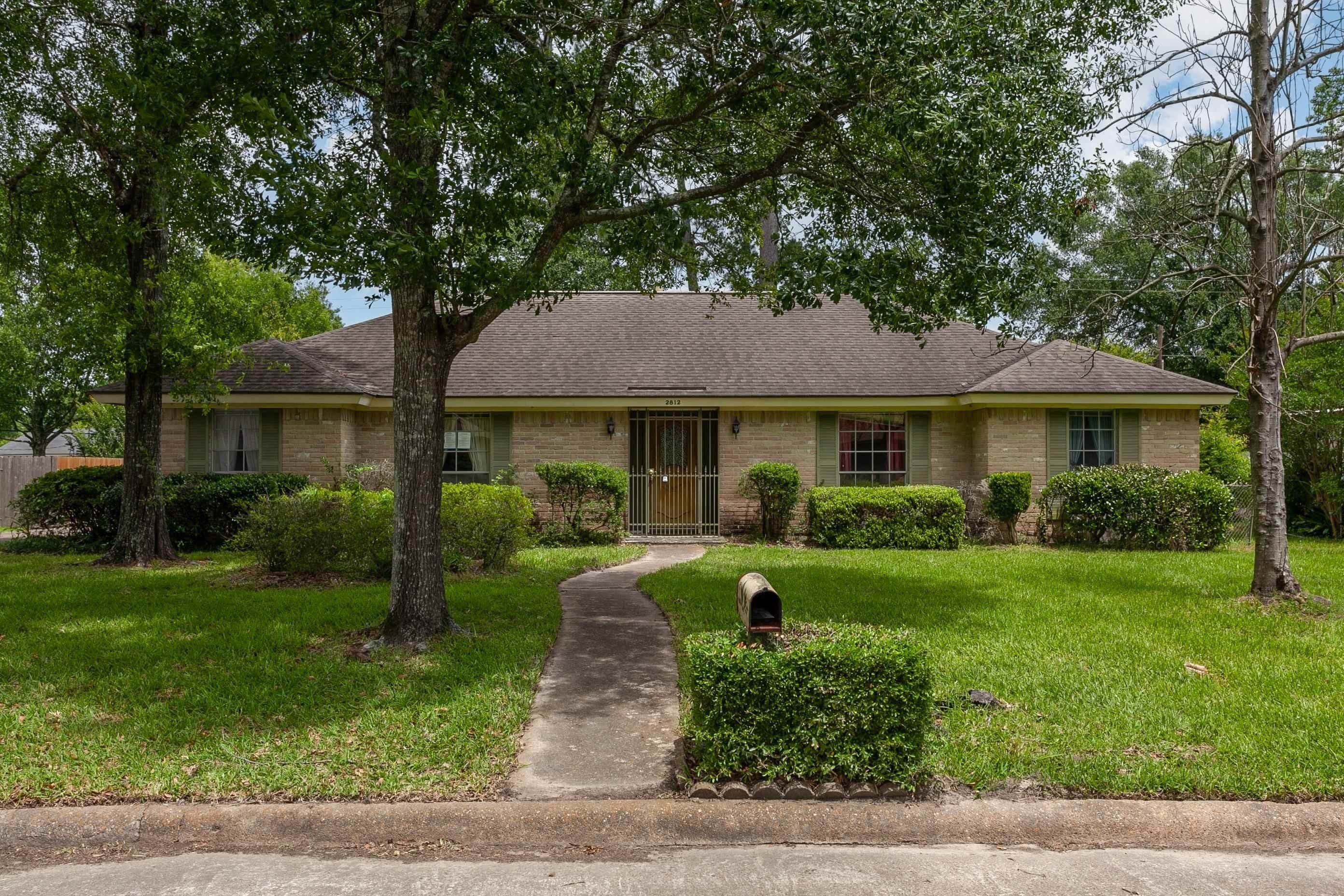 Single Family 4BR 3BA - 2812 Fairway, Orange, TX