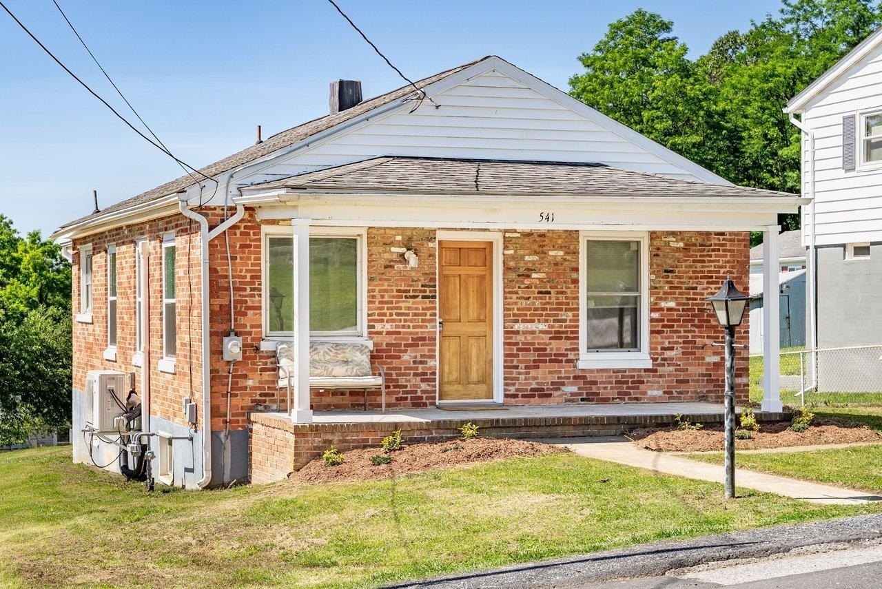 Single Family 3BR 2BA - 541 HULL ST, STAUNTON, VA