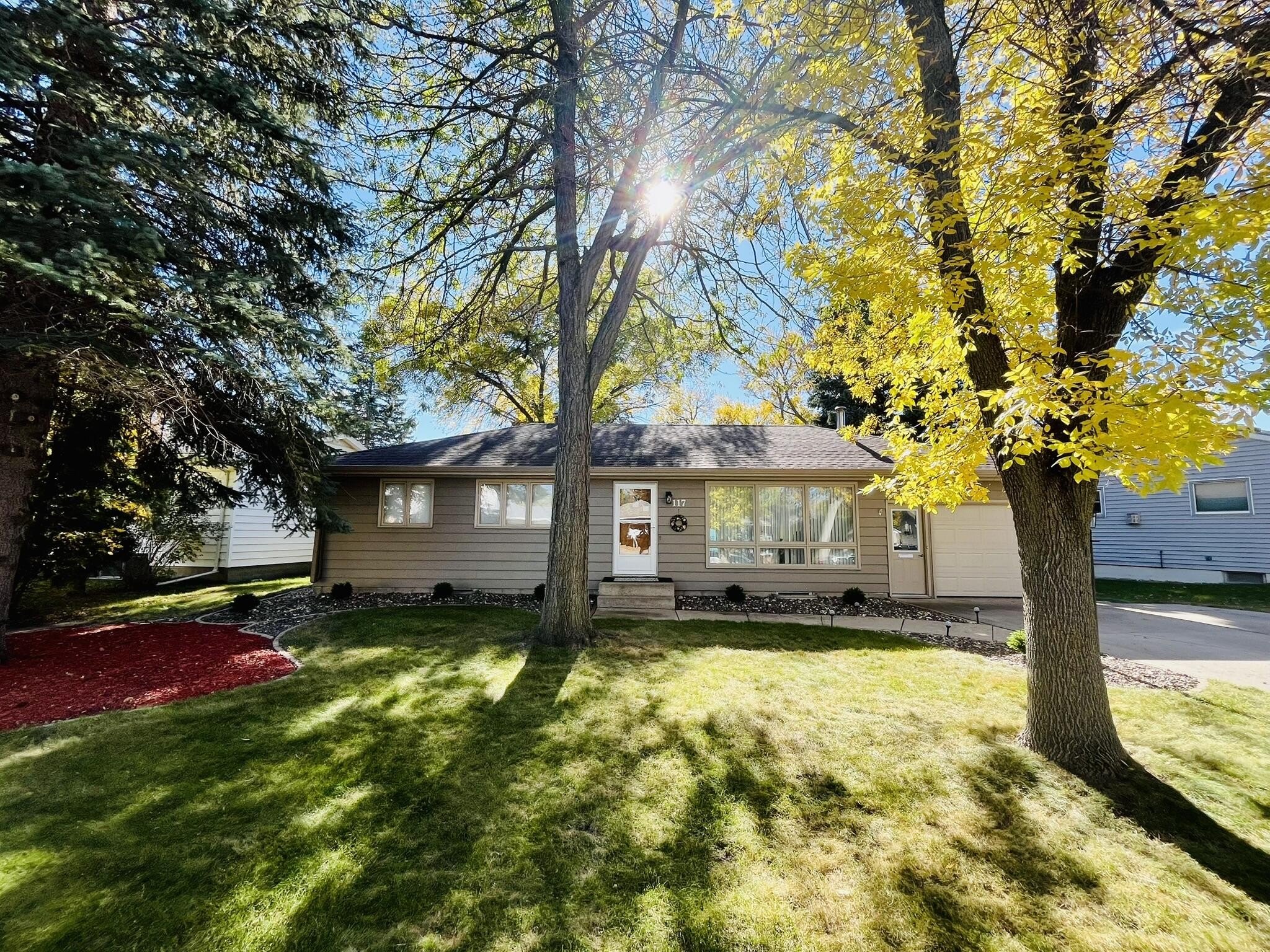 Single Family 4BR 2BA - 117 Elizabeth Drive, Aberdeen, SD