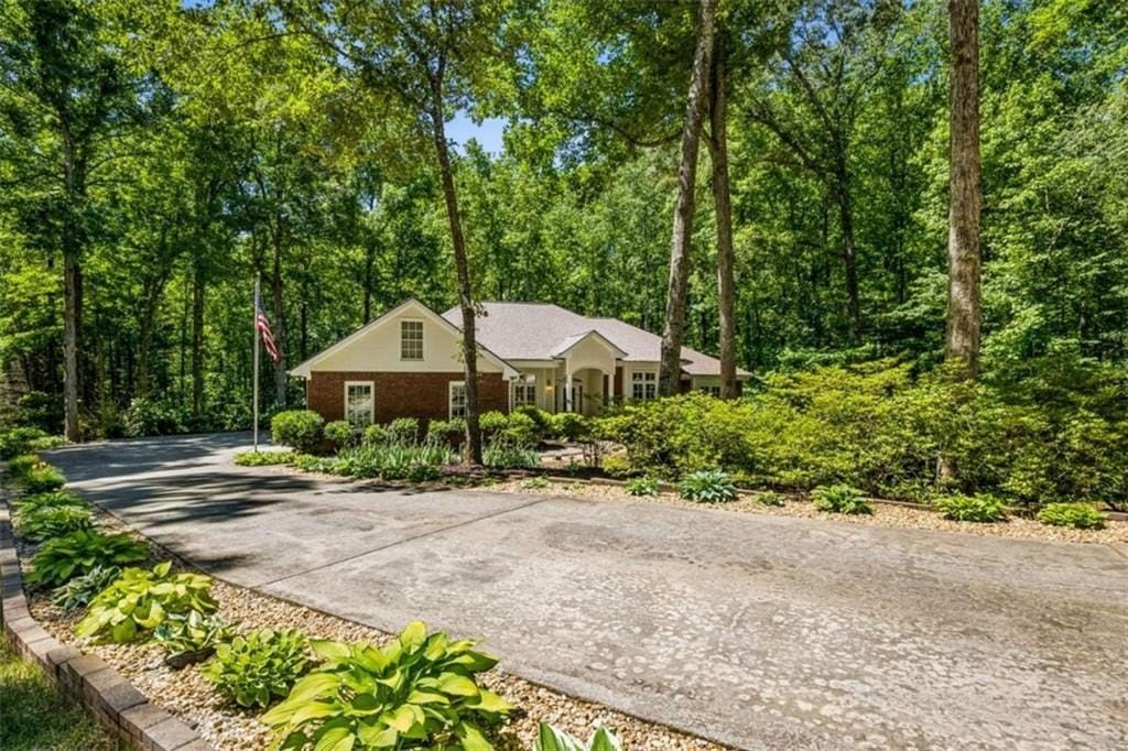 Single Family 4BR 3BA - 1072 Regency Park Drive, Braselton, GA
