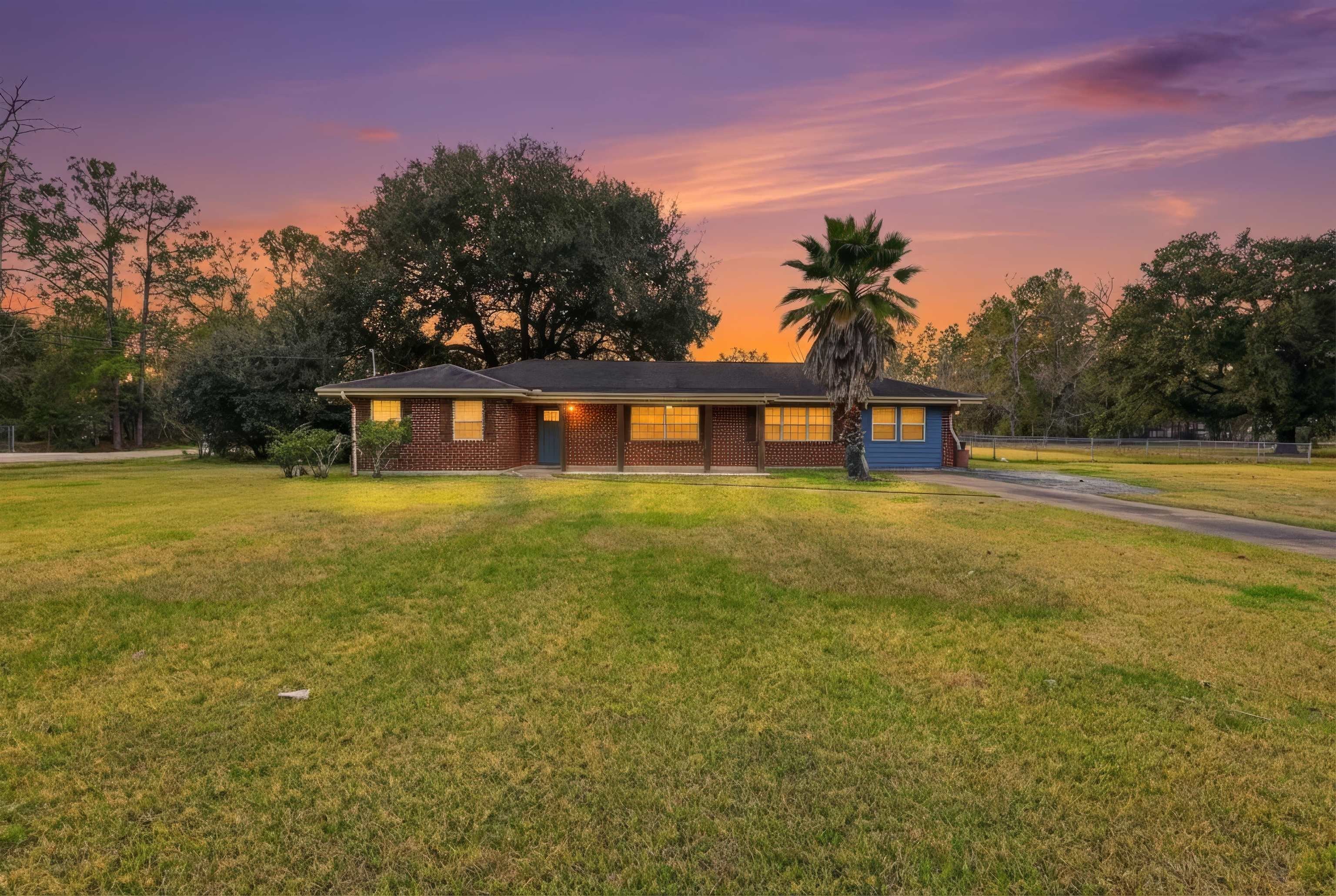 Single Family 4BR 2BA - 390 Woodlawn St, Vidor, TX