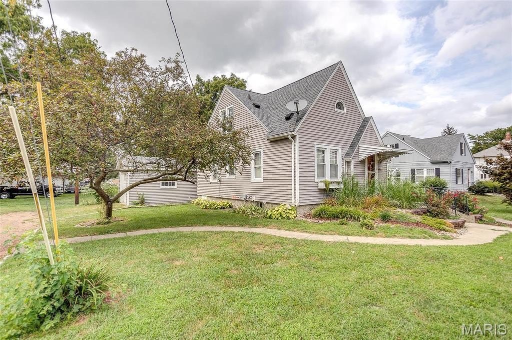 Single Family 3BR 2BA - 111 W Barr Place, Jerseyville, IL