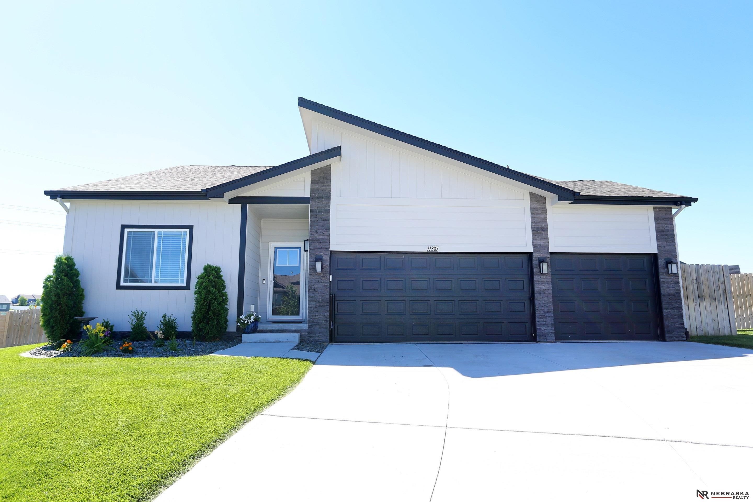 Single Family 4BR 3BA - 11305 Horizon Circle, Papillion, NE