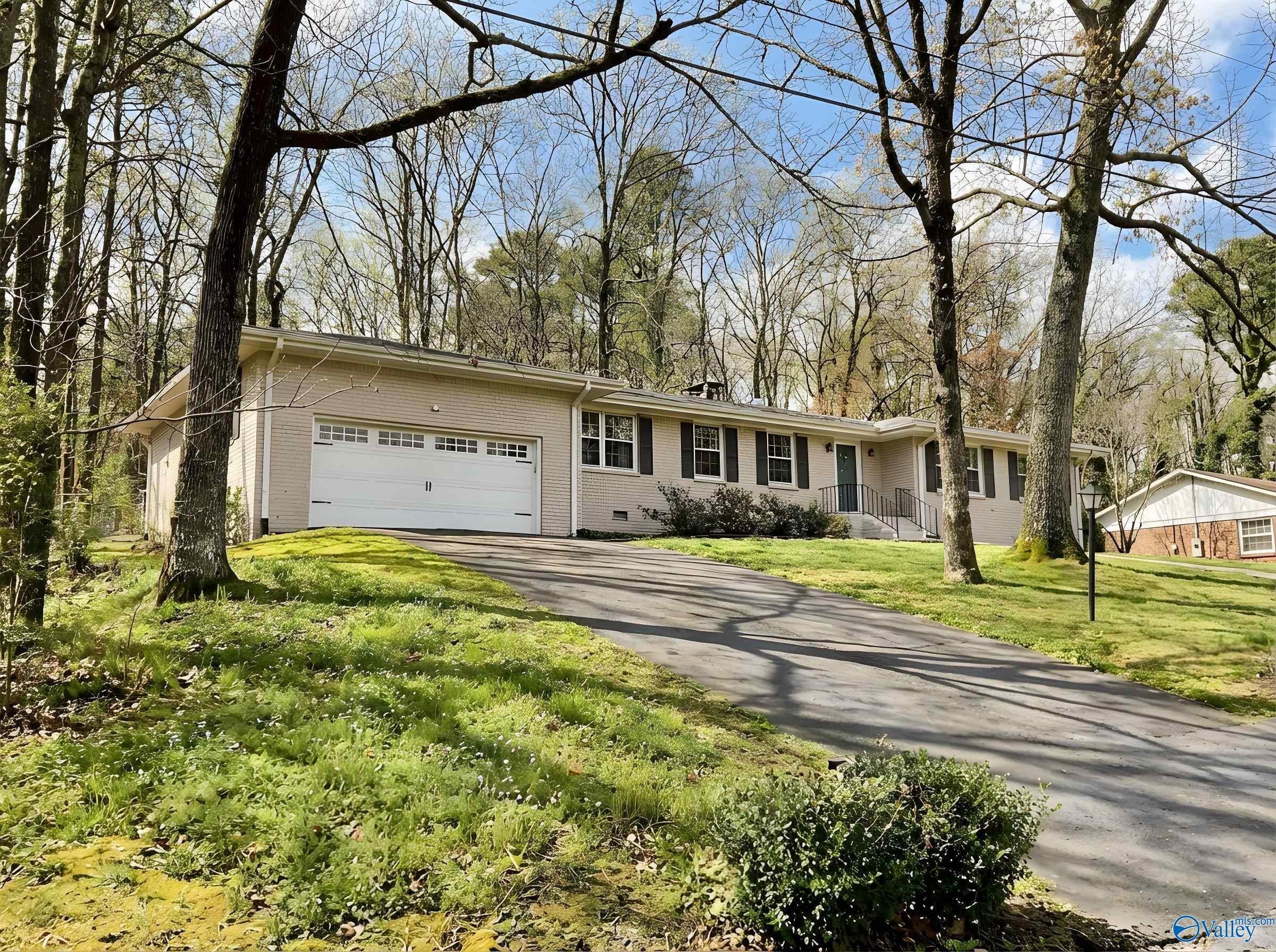 Single Family 3BR 2BA - 3424 Creek Circle, Guntersville, AL
