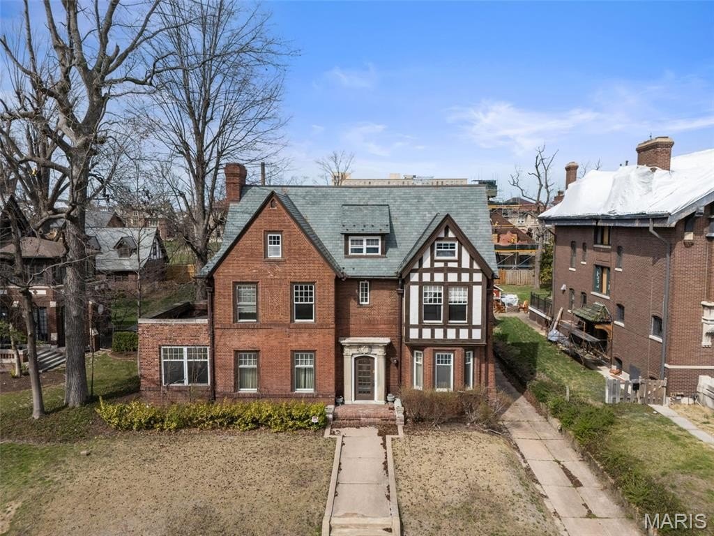 Single Family 8BR 4BA - 49 Kingsbury Place, St Louis, MO