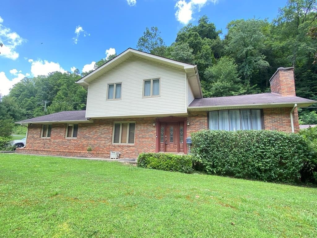 Single Family 3BR 3BA - 2 Brick Lane, Gilbert, WV