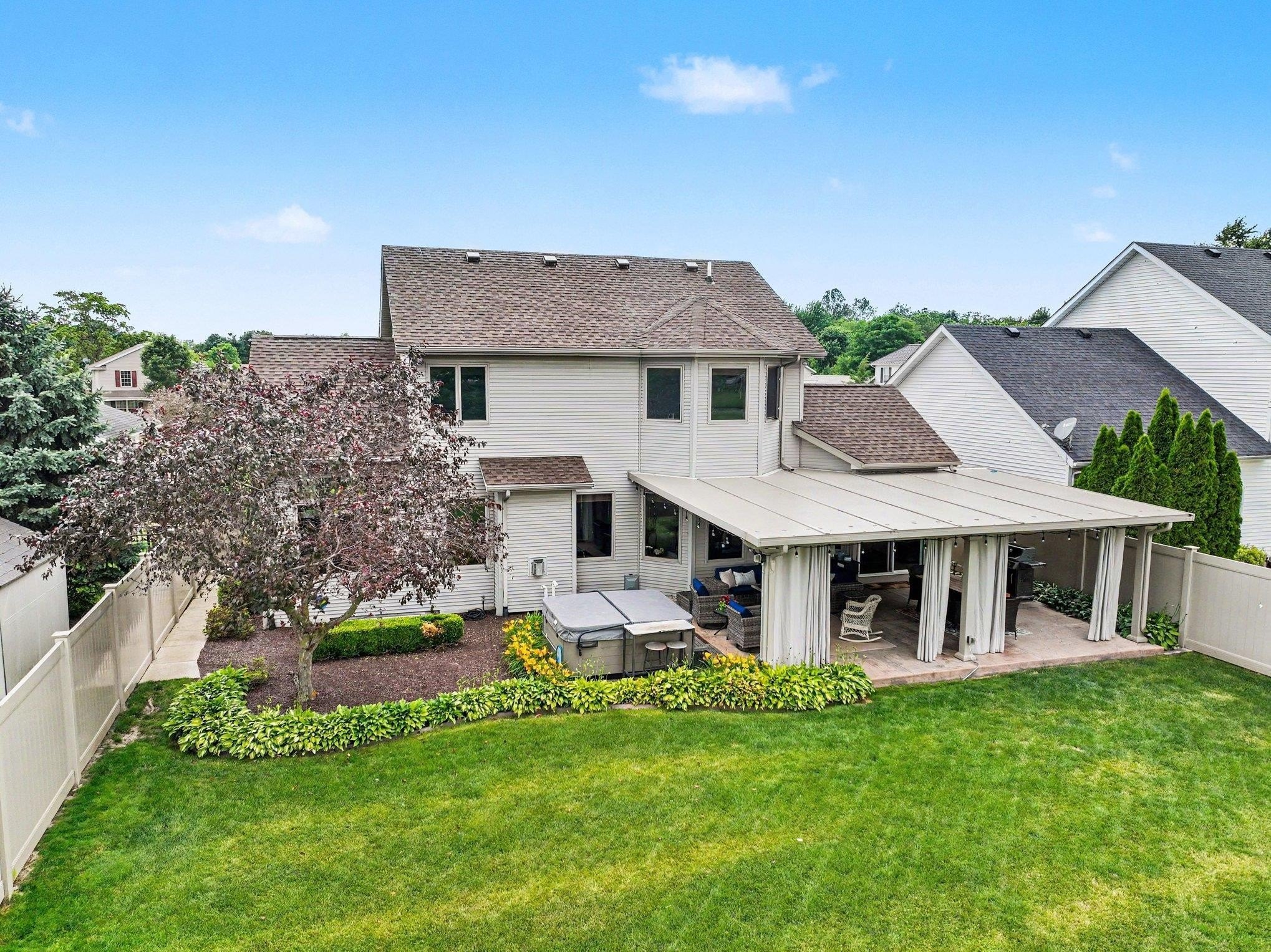 Single Family 4BR 4BA - 1479 Golf View Drive, Nappanee, IN