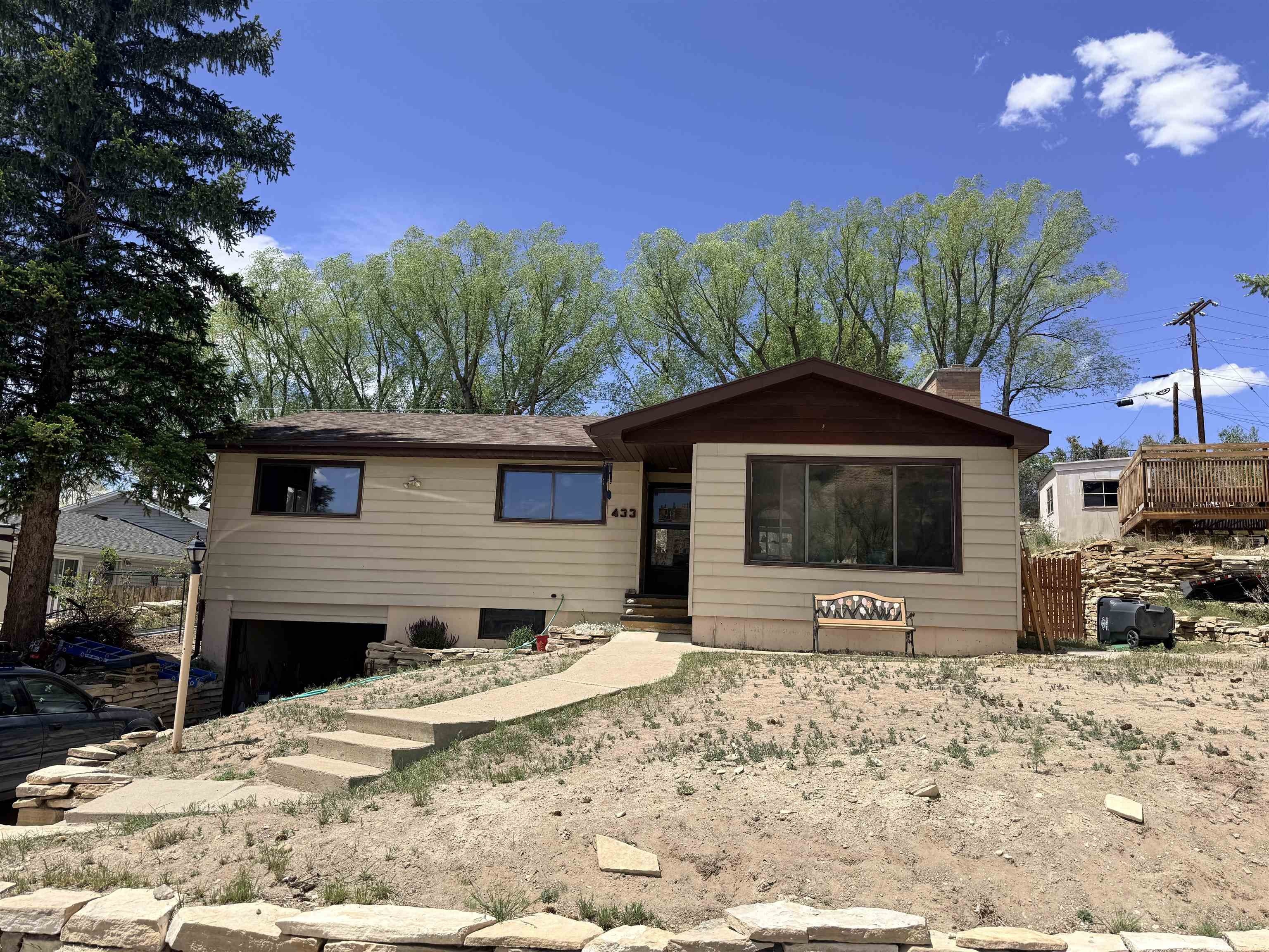 Single Family 4BR 2BA - 433 Hillcrest Way, Green River, WY