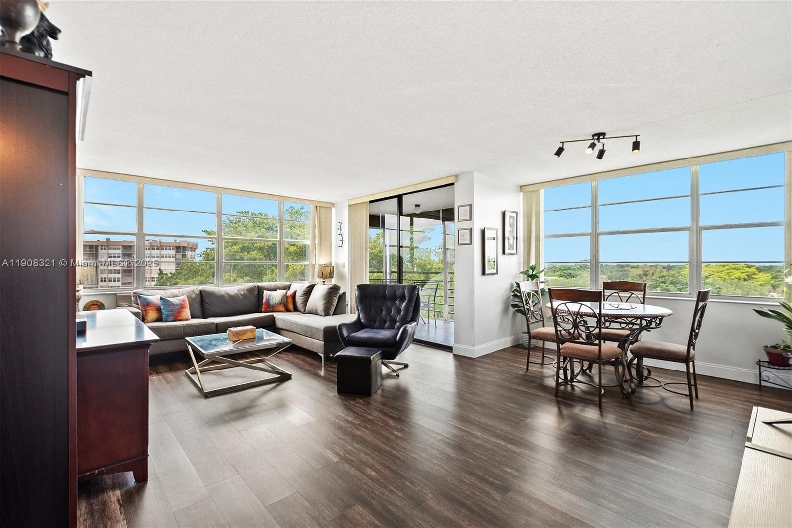 Condo 2BR 2BA - 1000 Sain Charles Place, Pembroke Pines, FL