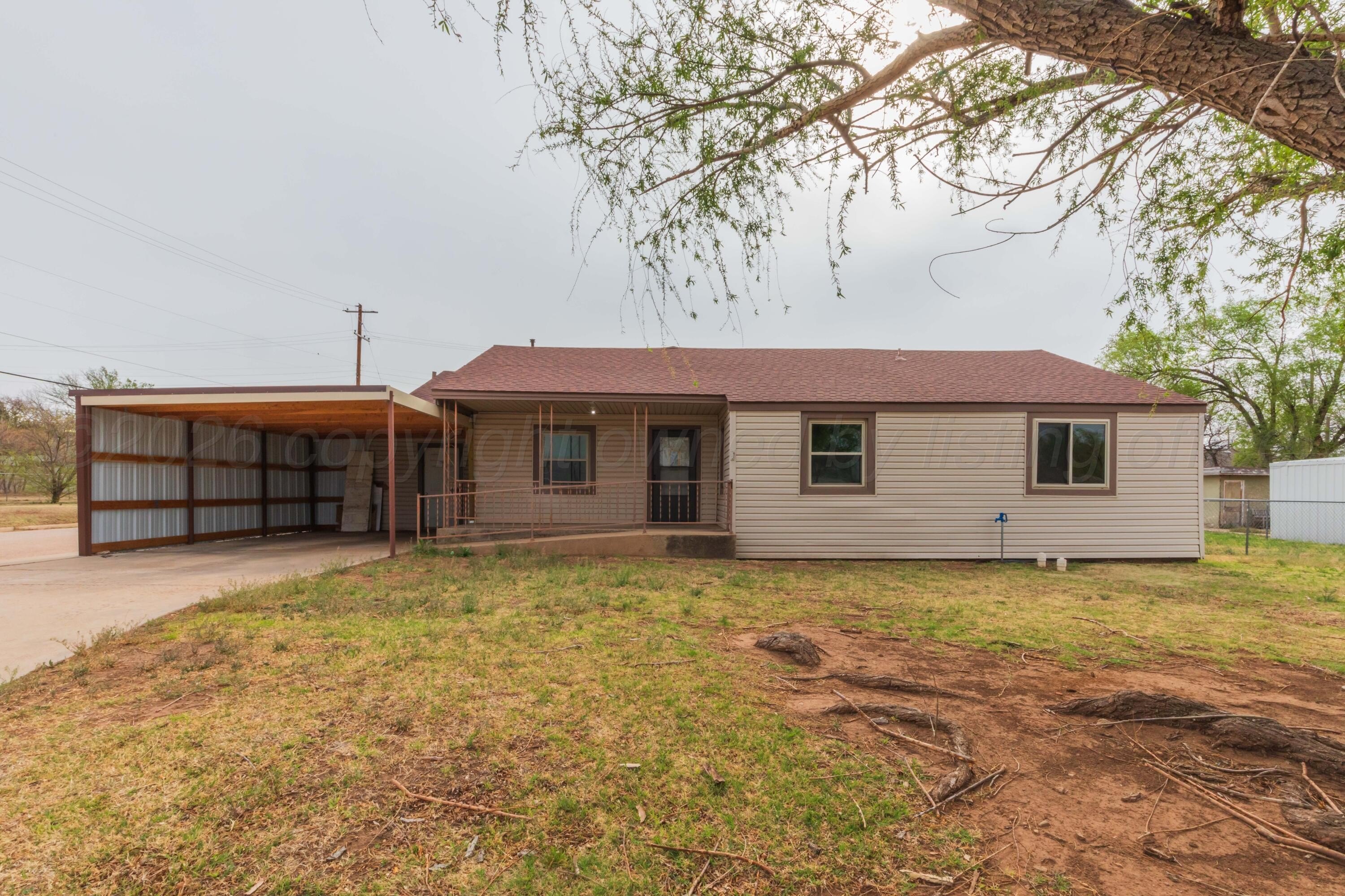 Single Family 4BR 2BA - 200 S Wall St, Shamrock, TX