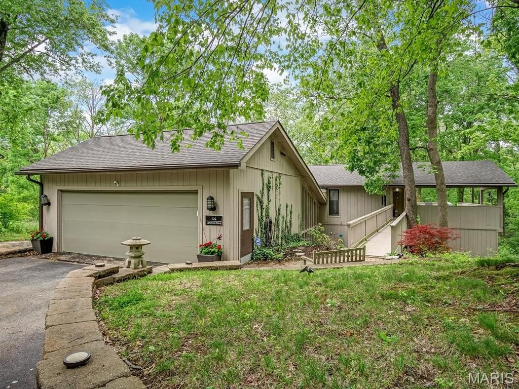 Single Family 3BR 4BA - 44 Larkmoor Drive, Glen Carbon, IL