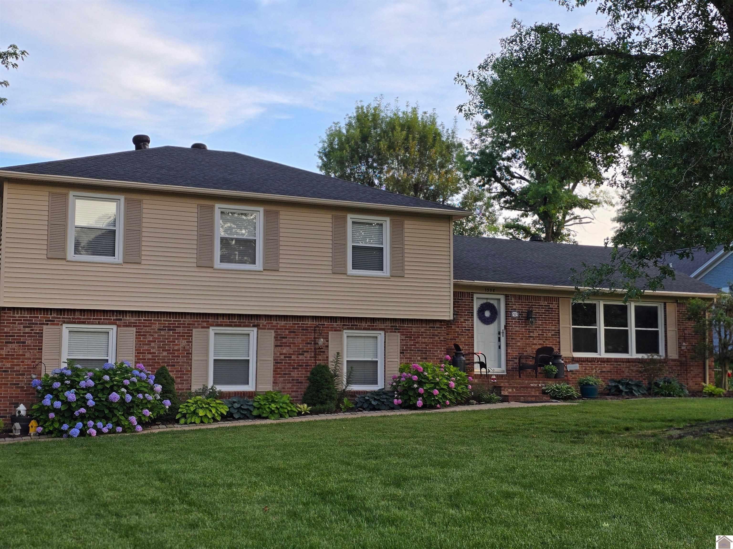 Single Family 4BR 2BA - 1308 DOGWOOD DR, Mayfield, KY