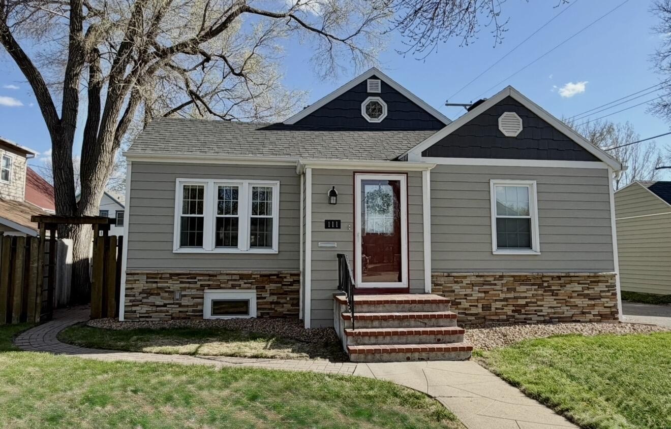 Single Family 3BR 2BA - 111 SW 14th Avenue, Aberdeen, SD