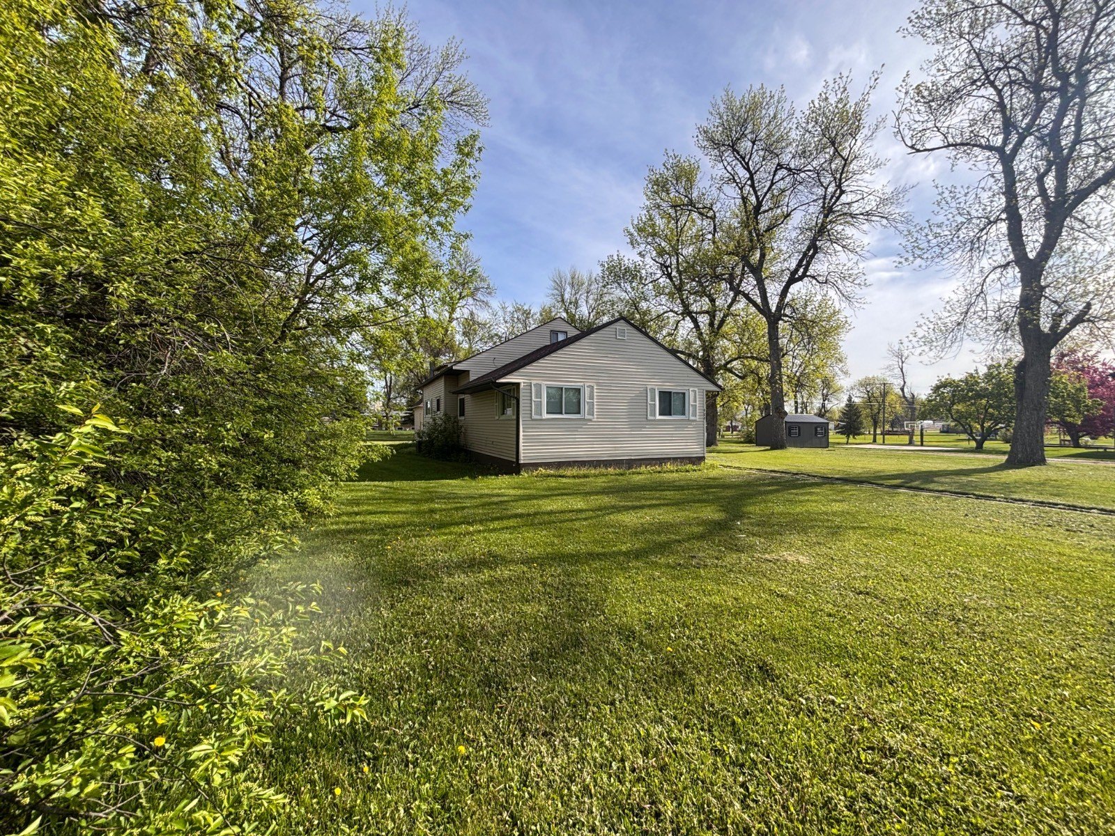 Single Family 5BR 3BA - 906  10th St NE, Cooperstown, ND