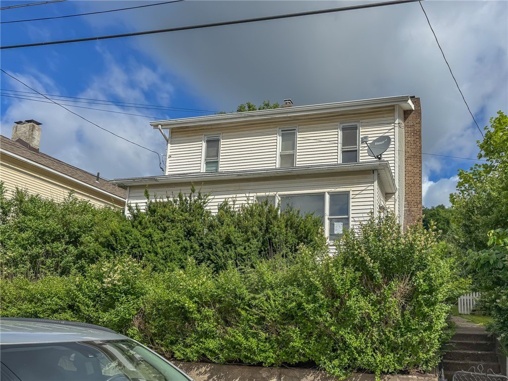 Single Family 2BR 1BA - 220 W 10th Ave, Tarentum, PA