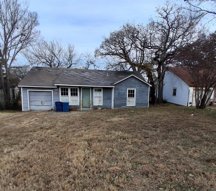 Single Family 2BR 1BA - 43 W Parnell Street, Denison, TX