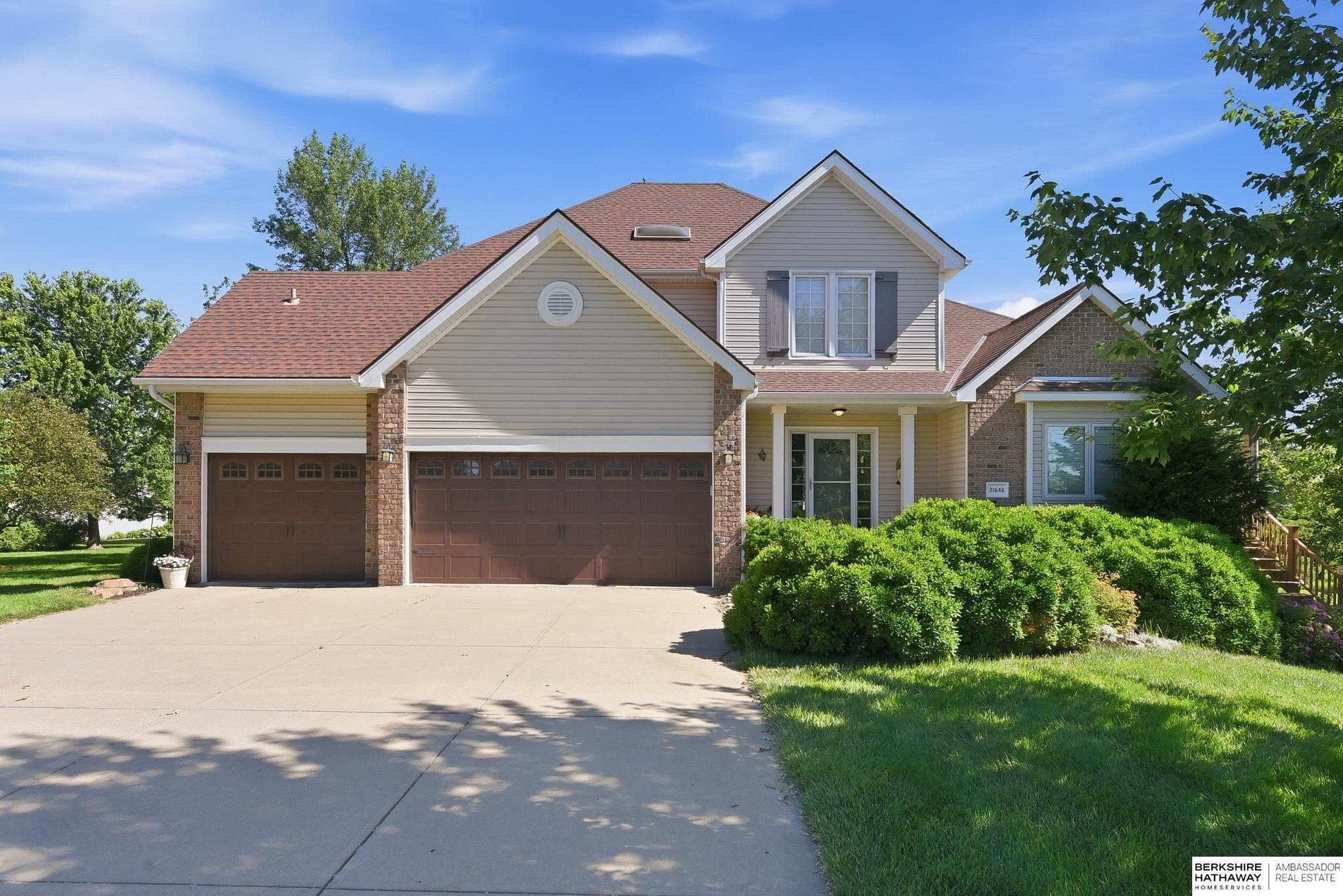 Single Family 4BR 4BA - 21646 Mandy Lane, Gretna, NE