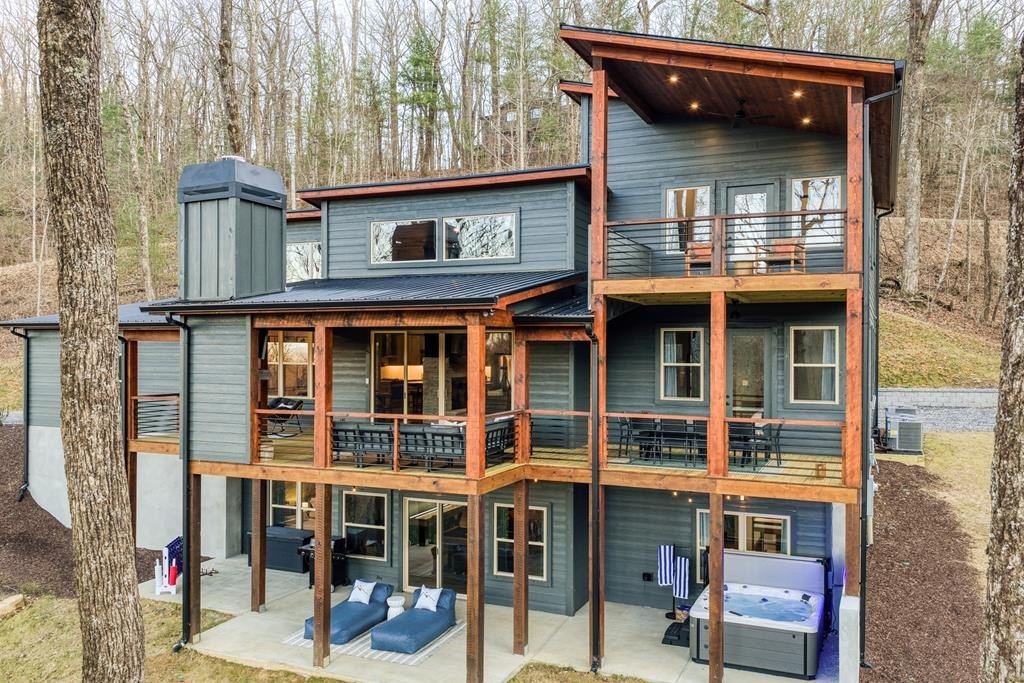 Single Family 4BR 5BA - 1160 Mangums Trail, Blue Ridge, GA