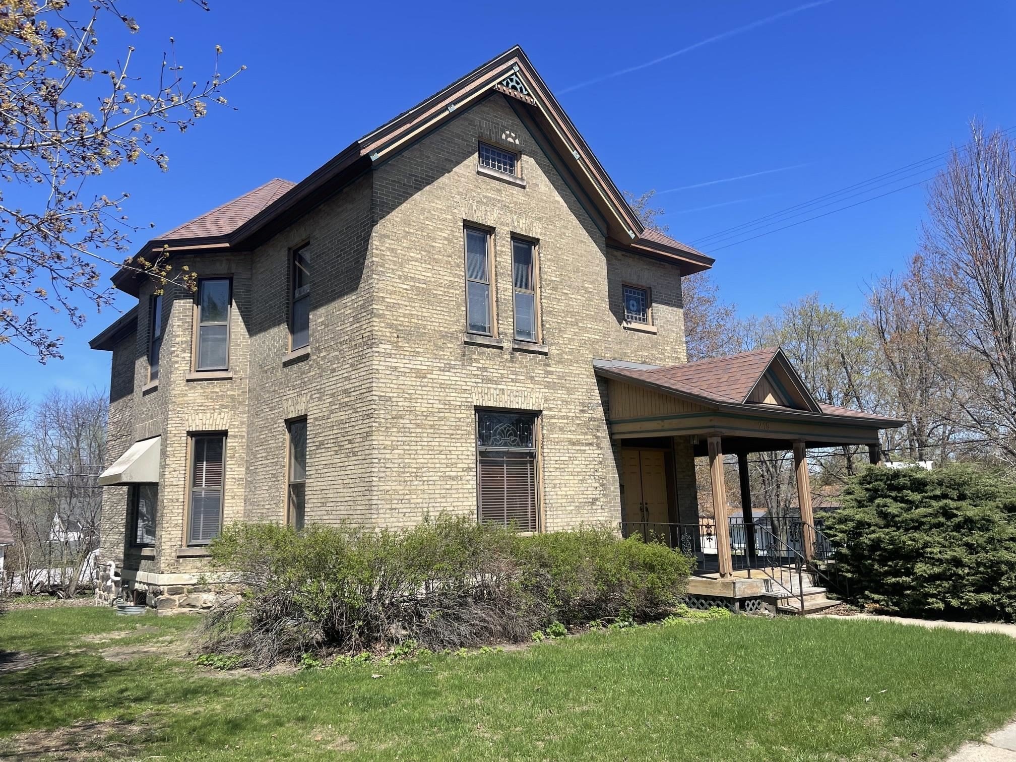 Single Family 4BR 3BA - 219 E Conant Street, Portage, WI