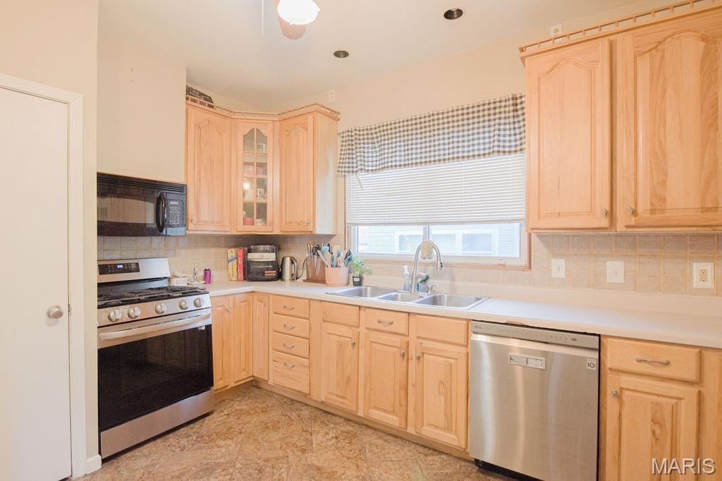 Single Family 4BR 2BA - 401 Wabash Avenue, Belleville, IL