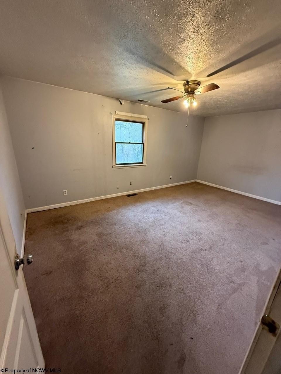Single Family 4BR 4BA - 33 Flying Squares Drive, Beverly, WV