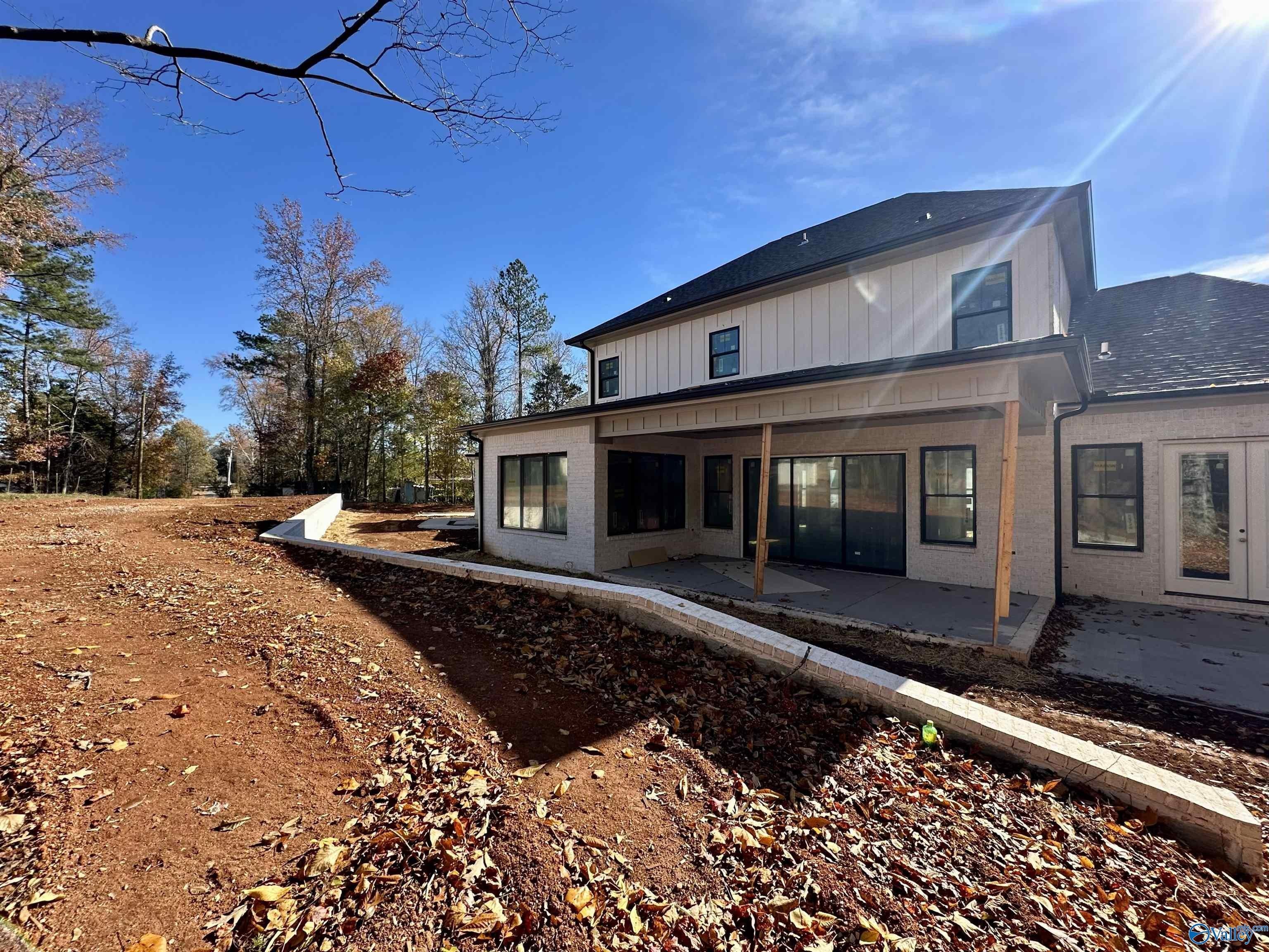 Single Family 4BR 5BA - 128 Mill Springs Lane, Huntsville, AL