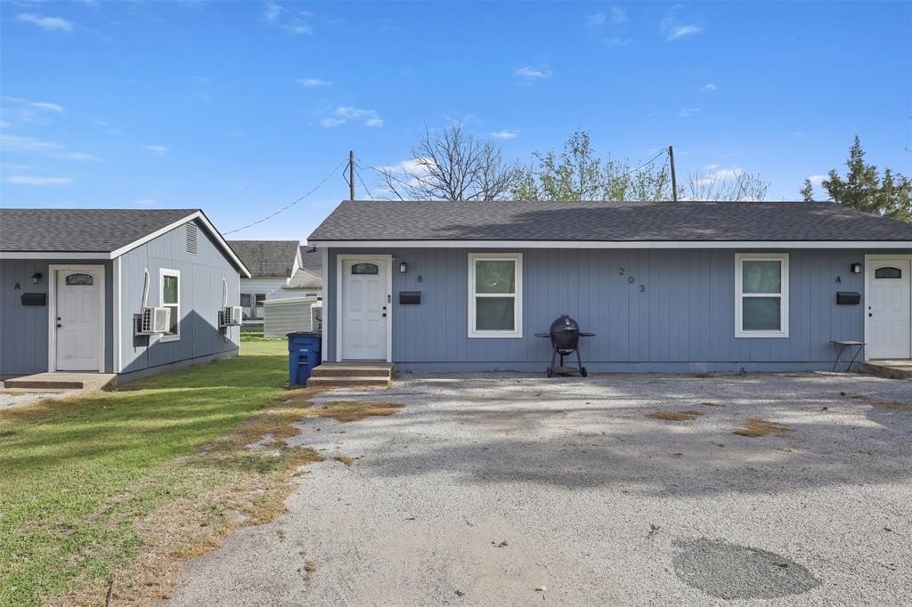 Duplex 2BR 2BA - 203 E Bremond Street, Ennis, TX