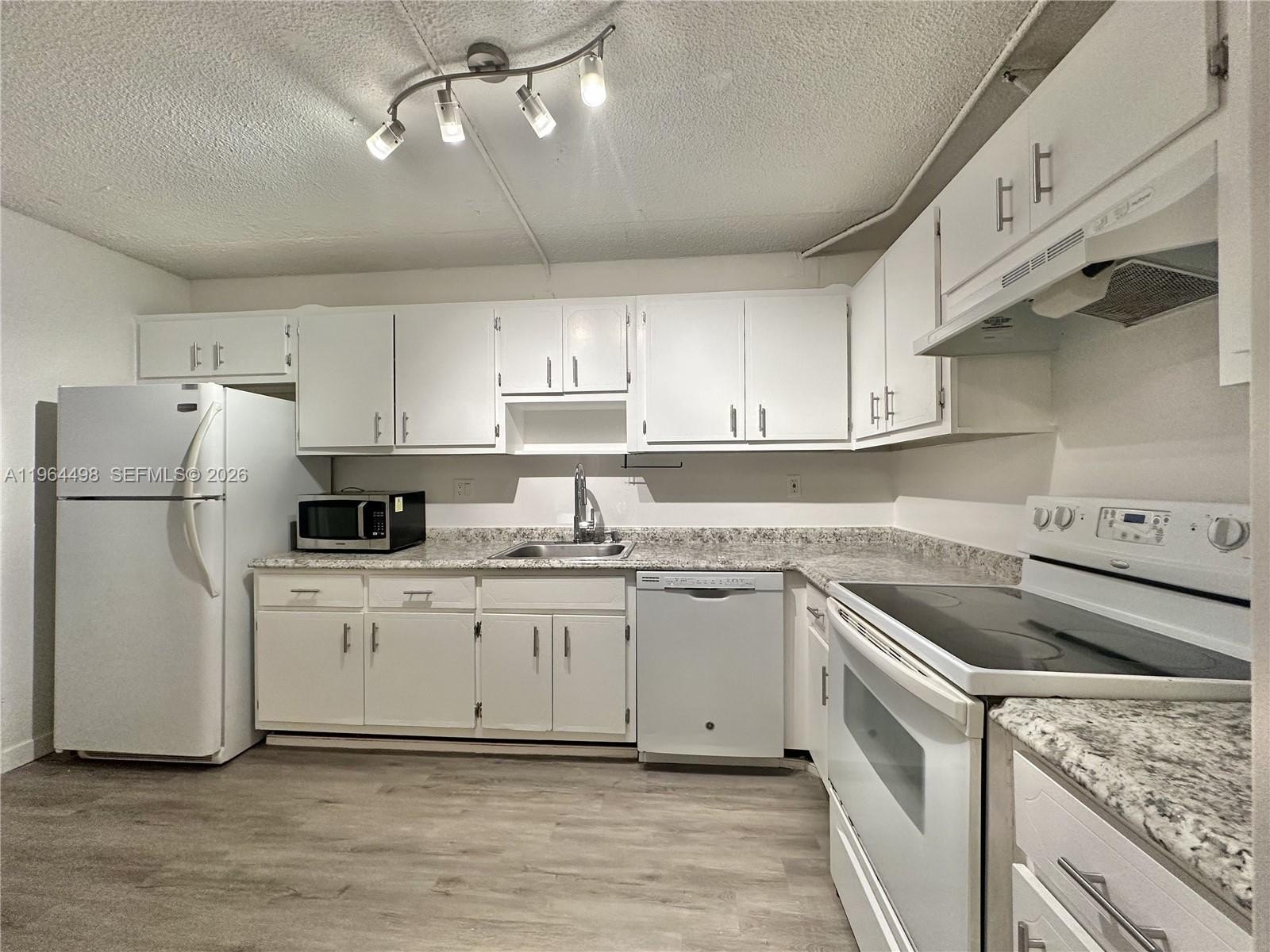 Condo 1BR 1BA - 1470 NE 125th Ter, North Miami, FL
