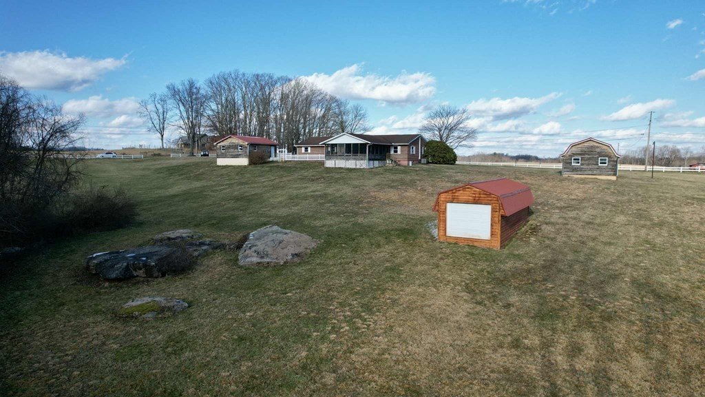 Single Family 3BR 2BA - 206 Wolf Creek Rd, FAYETTEVILLE, WV