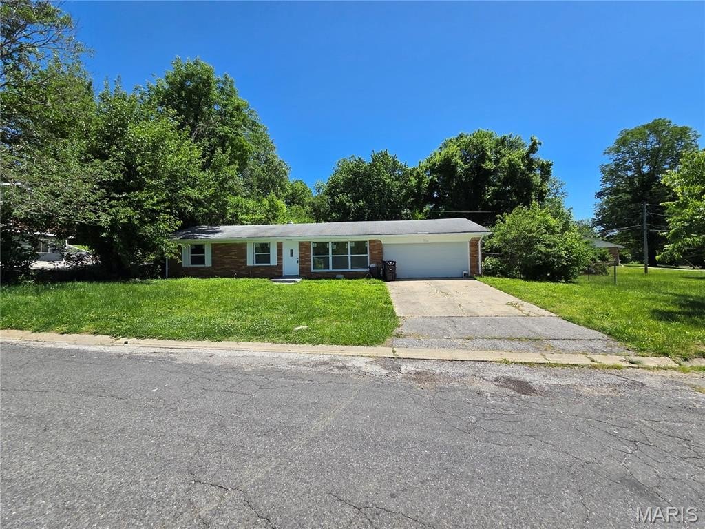 Single Family 3BR 1BA - 4 Hi Pointe Drive, Belleville, IL