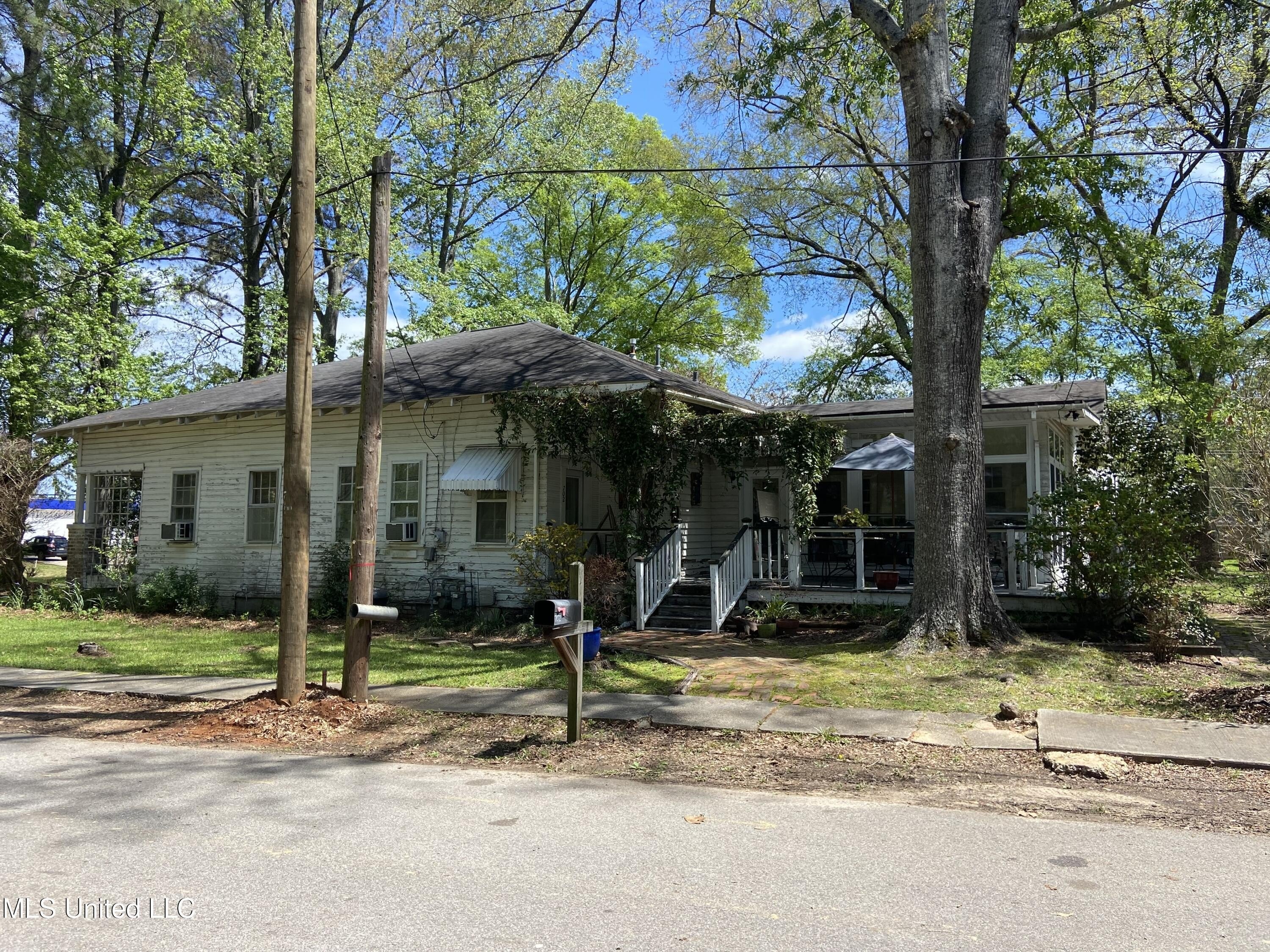 702 E Jackson Rd  