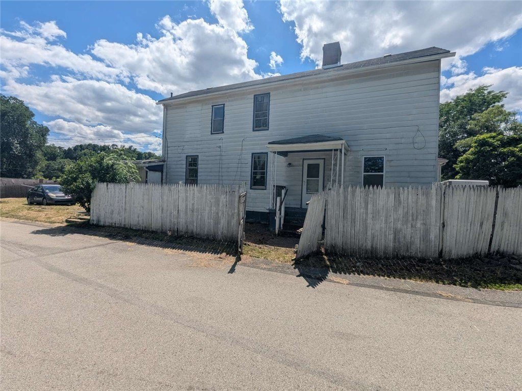 Single Family 3BR 1BA - 46 S Railroad St, Manor, PA