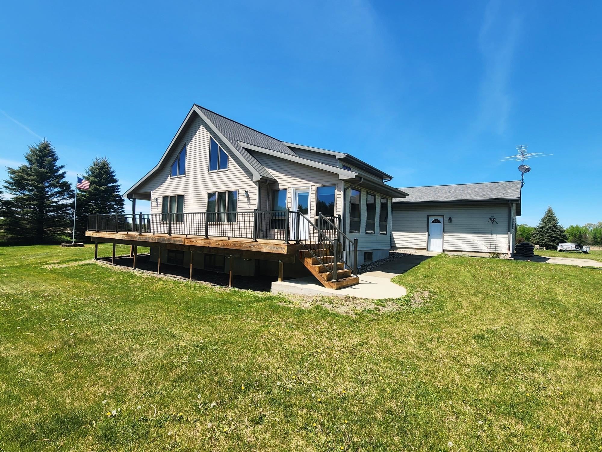 Single Family 3BR 3BA - N6526 State Road 22, Pardeeville, WI
