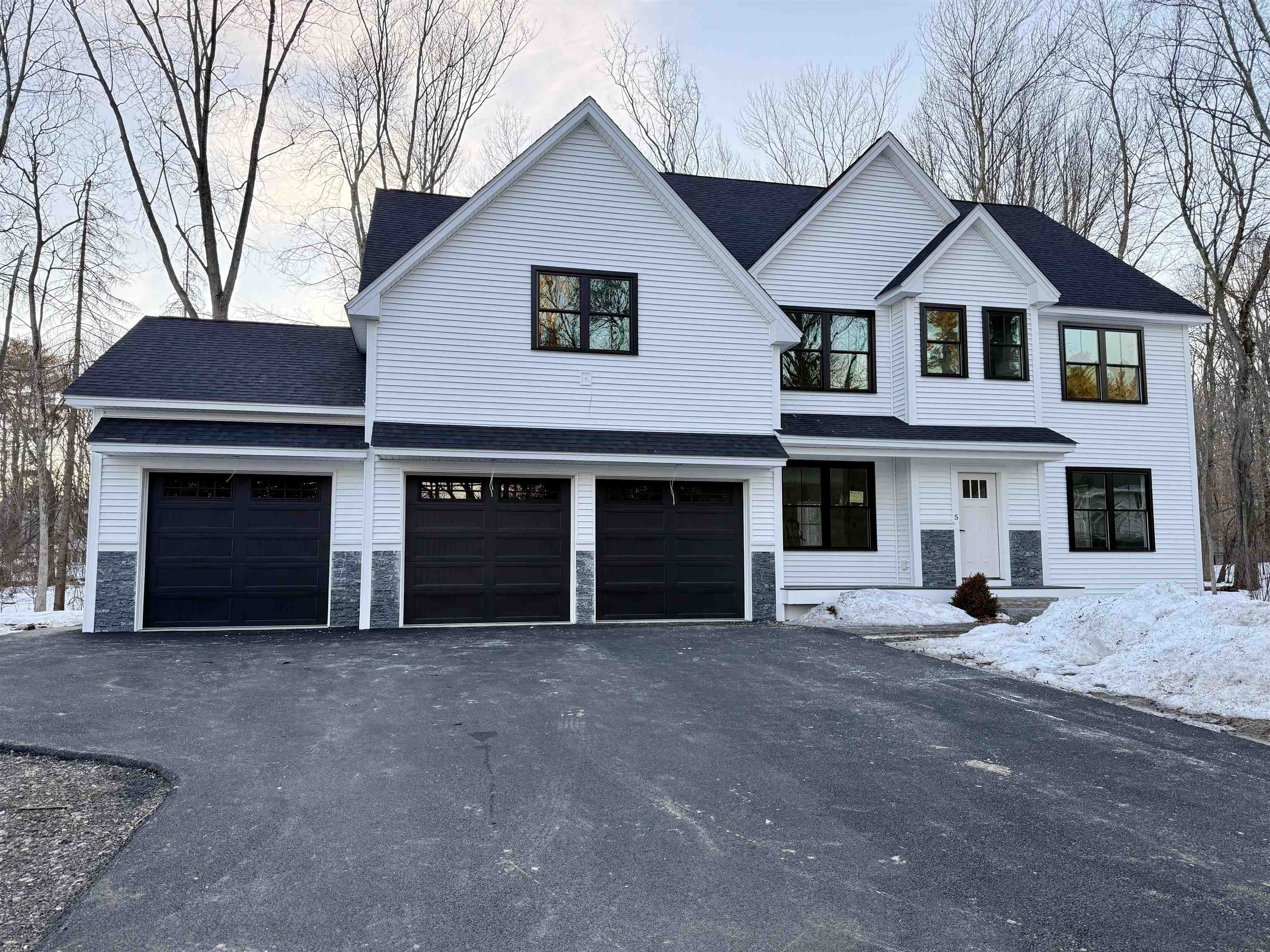 Single Family 4BR 4BA - 5 Highland Avenue, Salem, NH